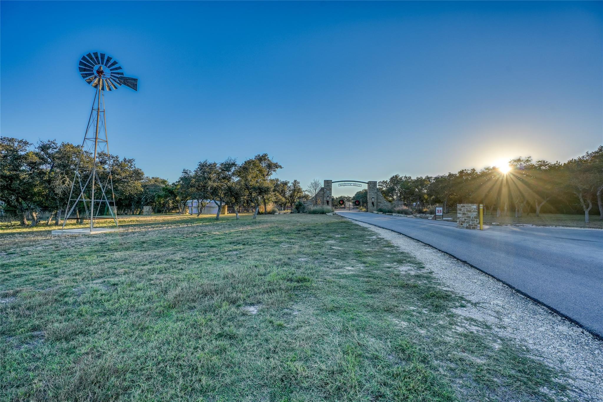 136 Falling Oak Dr Dr, Blanco, TX 78606