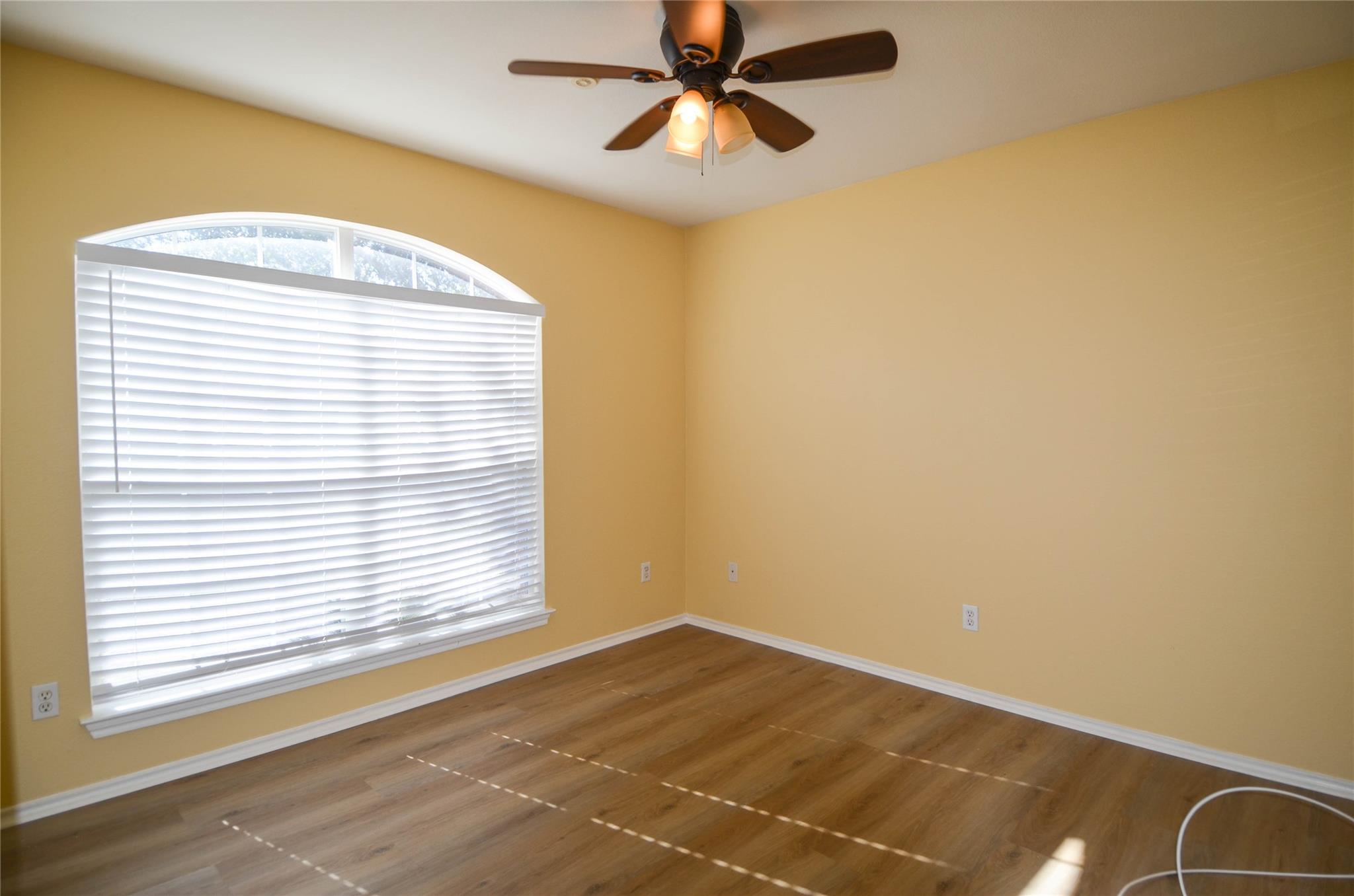 107 Adamae Ln, Hutto, TX 78634