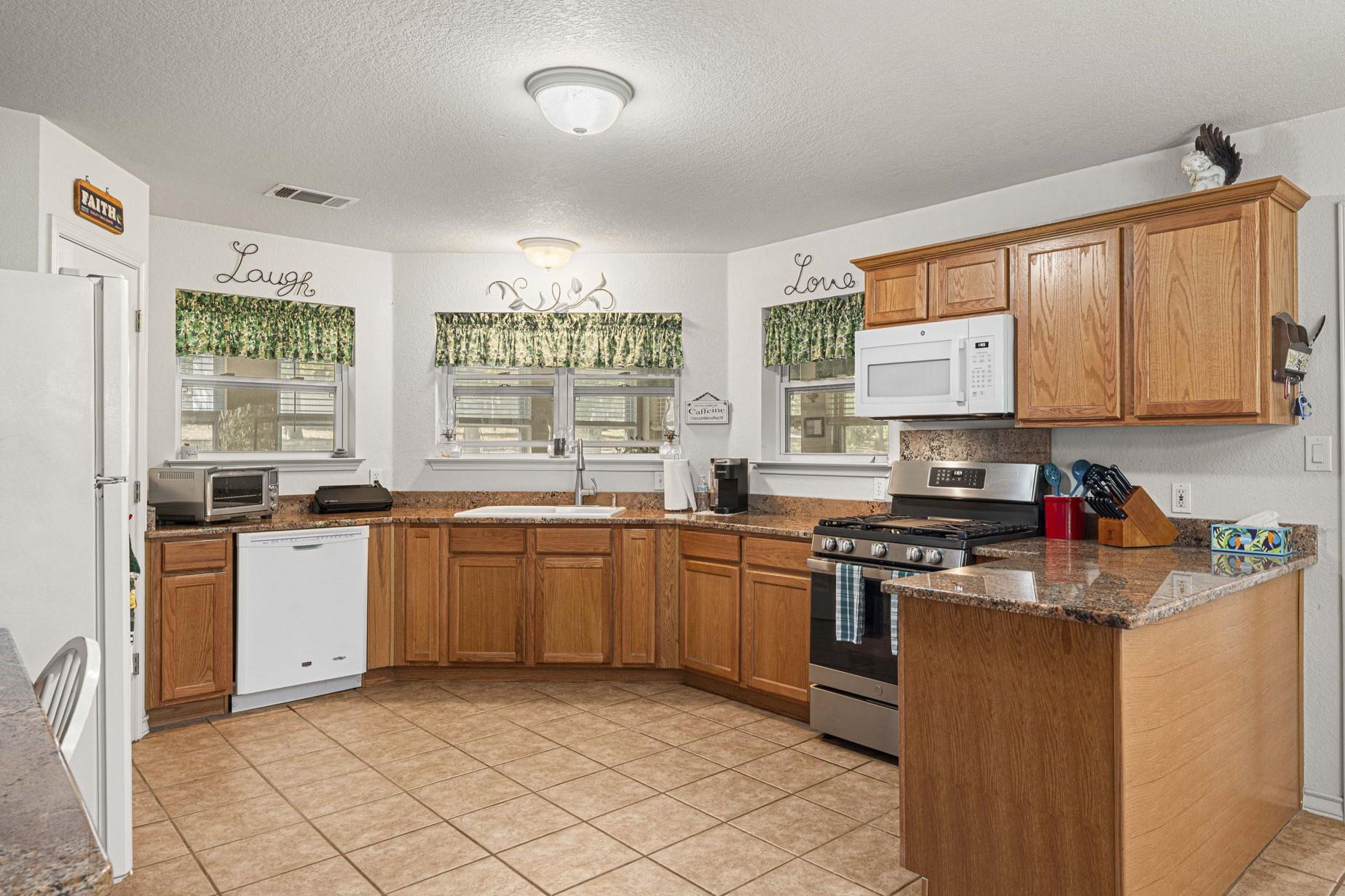 220 Clydesdale Dr, Dale, TX 78616