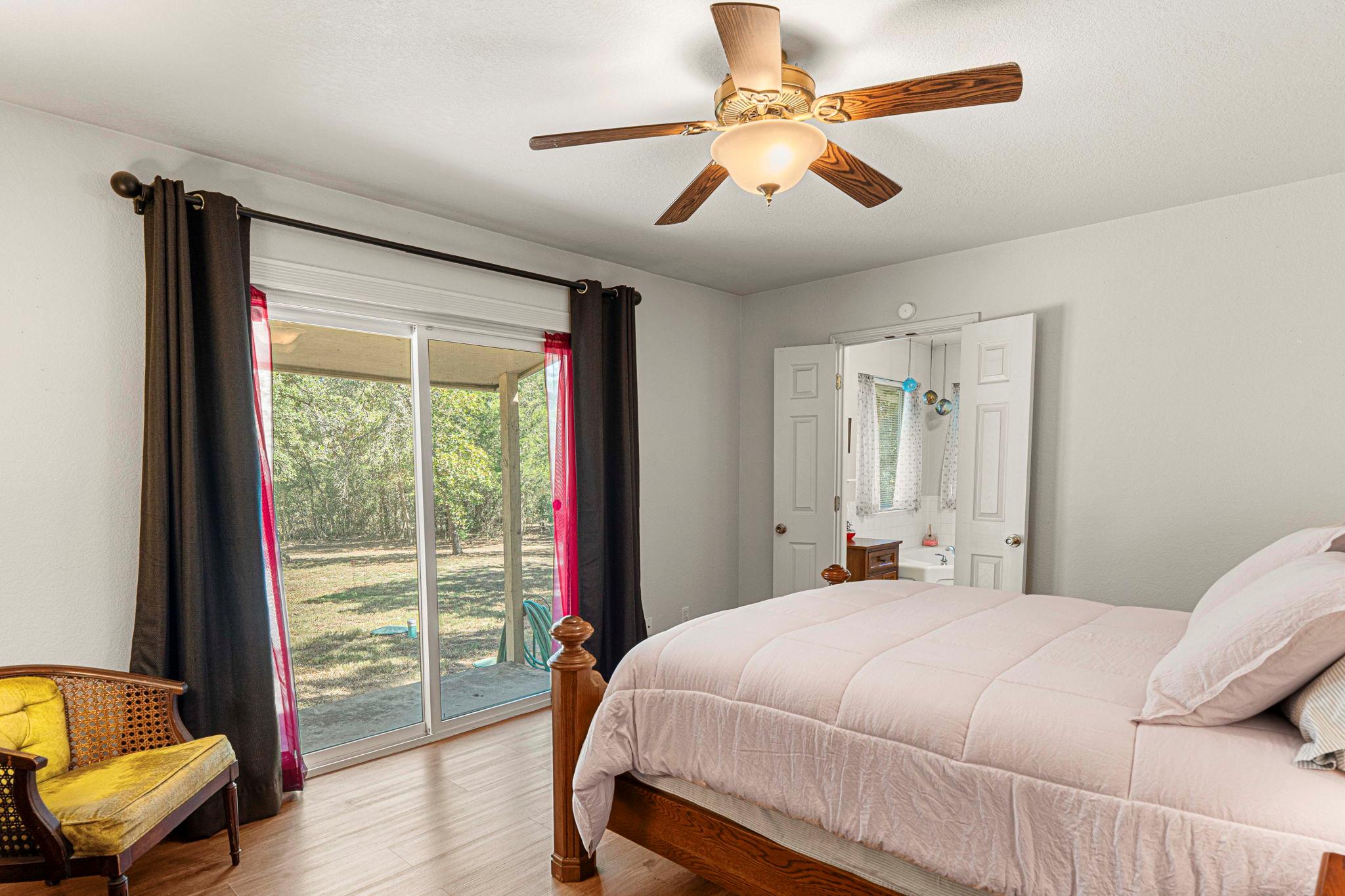 220 Clydesdale Dr, Dale, TX 78616