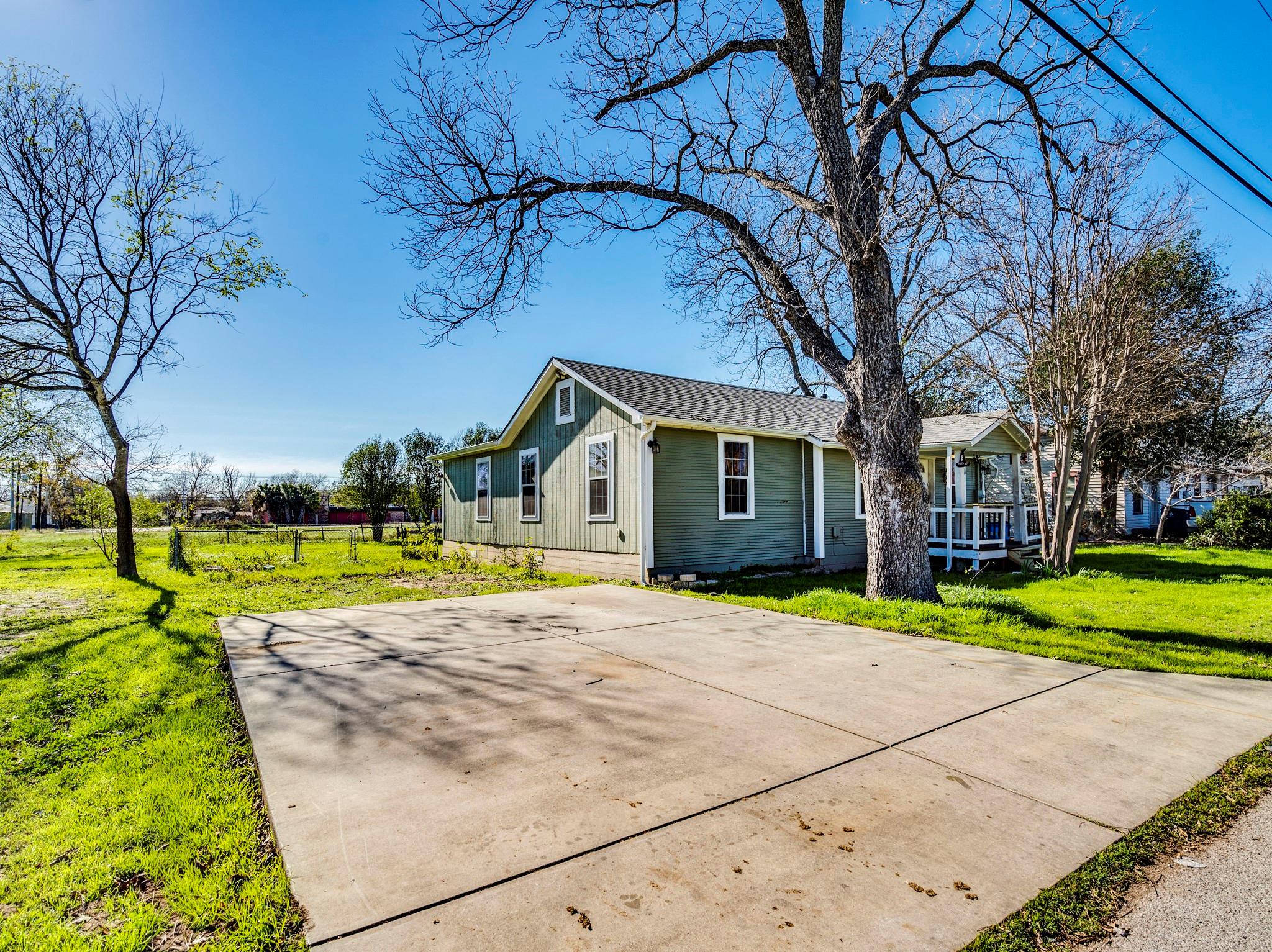 721 E Pine St, Seguin, TX 78155