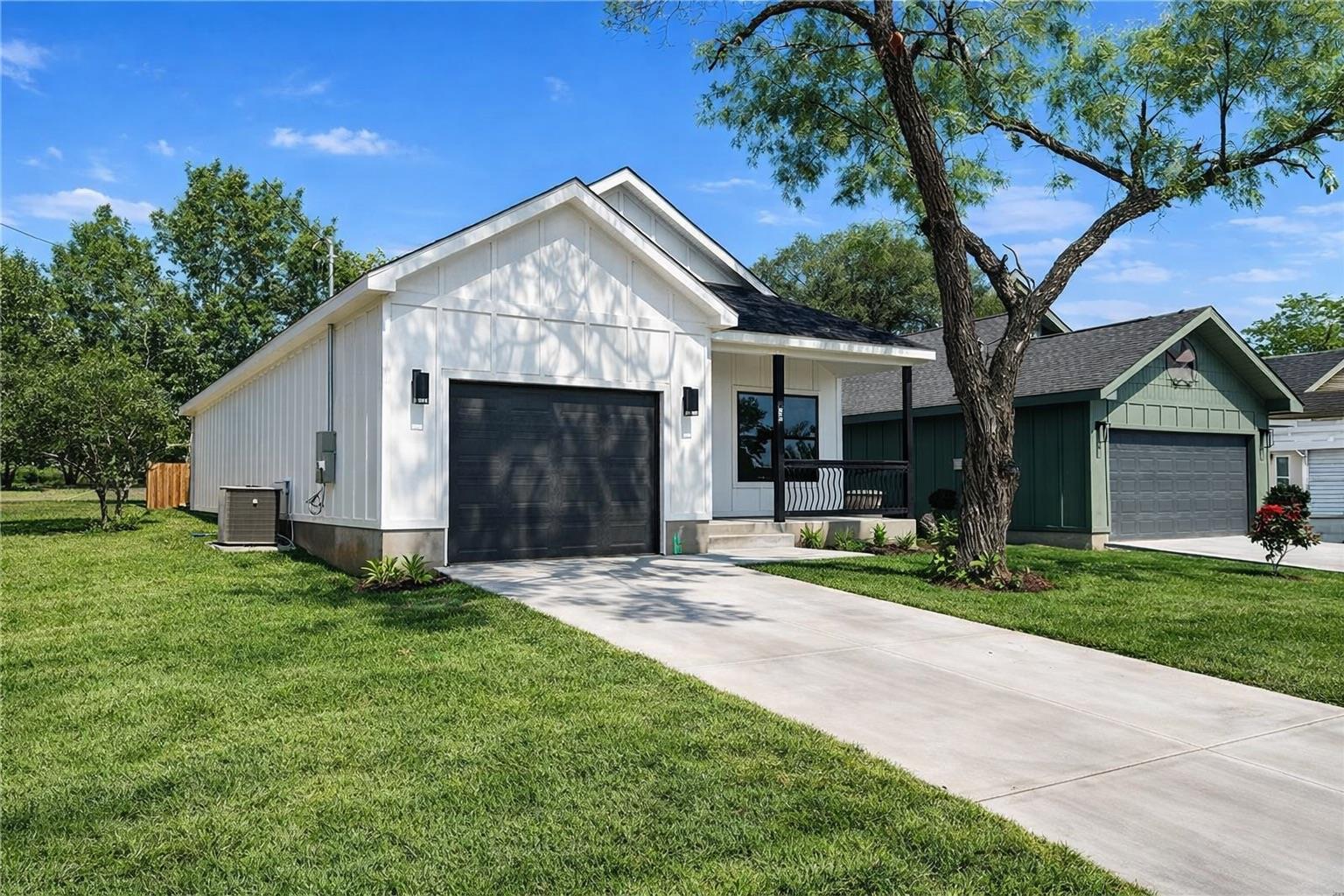 600 Fir Ln, Cottonwood Shores, TX 78657