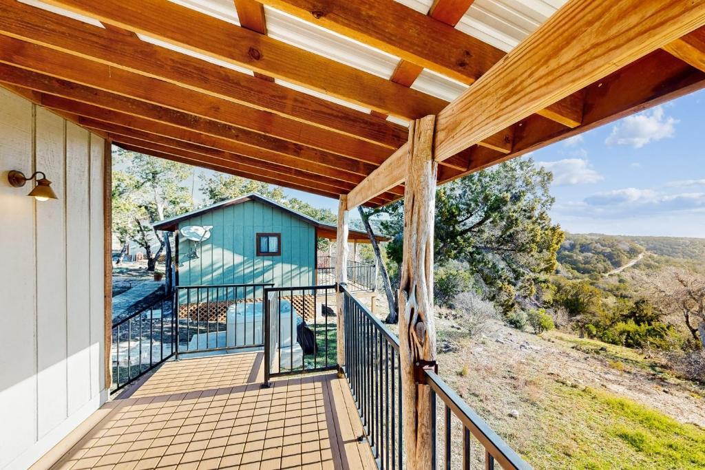 961 Buttercup Ln, Wimberley, TX 78676