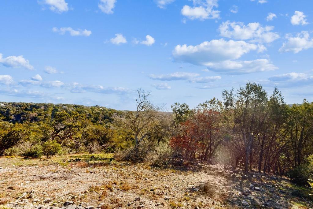 961 Buttercup Ln, Wimberley, TX 78676