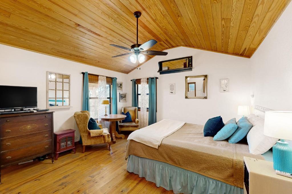 961 Buttercup Ln, Wimberley, TX 78676