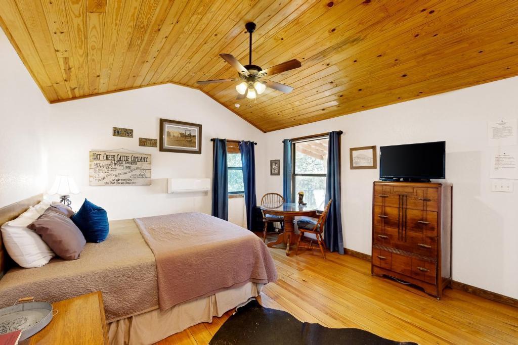 961 Buttercup Ln, Wimberley, TX 78676