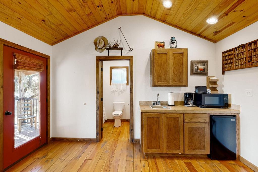 961 Buttercup Ln, Wimberley, TX 78676