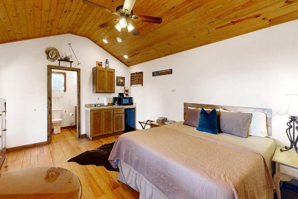 961 Buttercup Ln, Wimberley, TX 78676