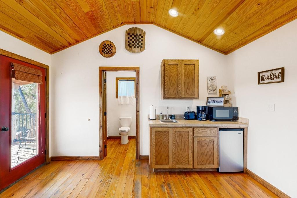 961 Buttercup Ln, Wimberley, TX 78676