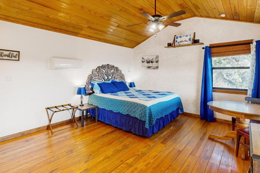 961 Buttercup Ln, Wimberley, TX 78676