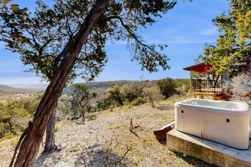 961 Buttercup Ln, Wimberley, TX 78676