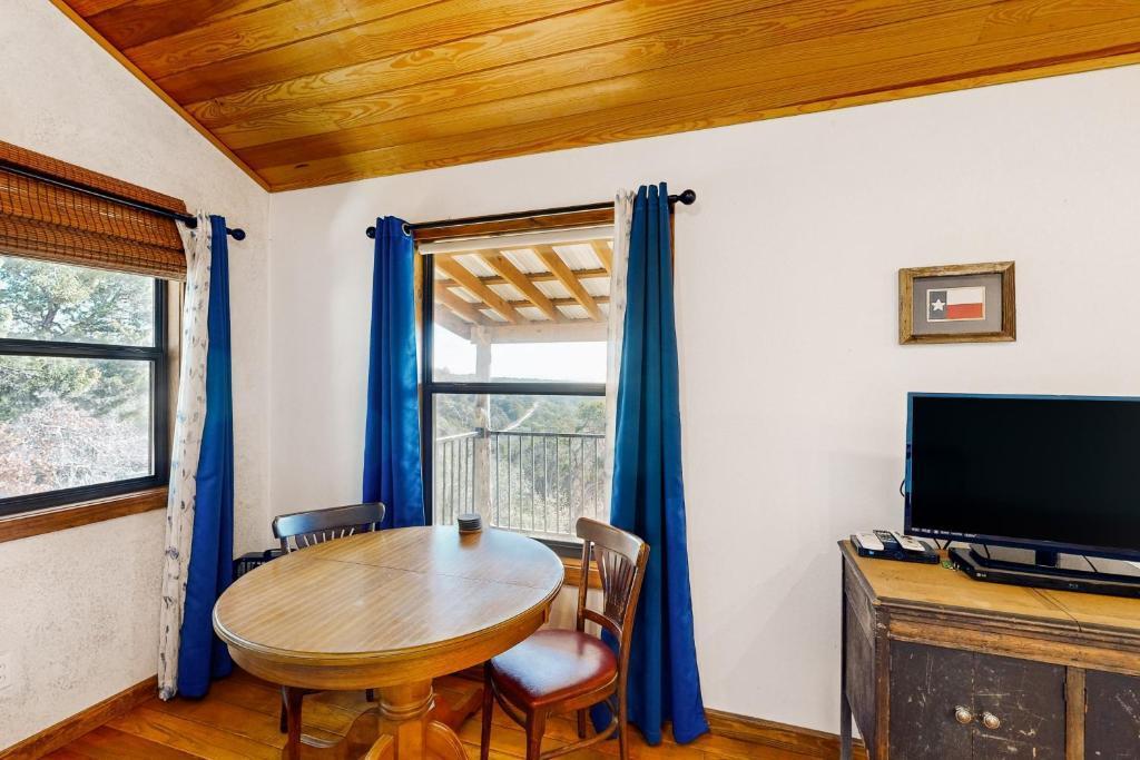 961 Buttercup Ln, Wimberley, TX 78676