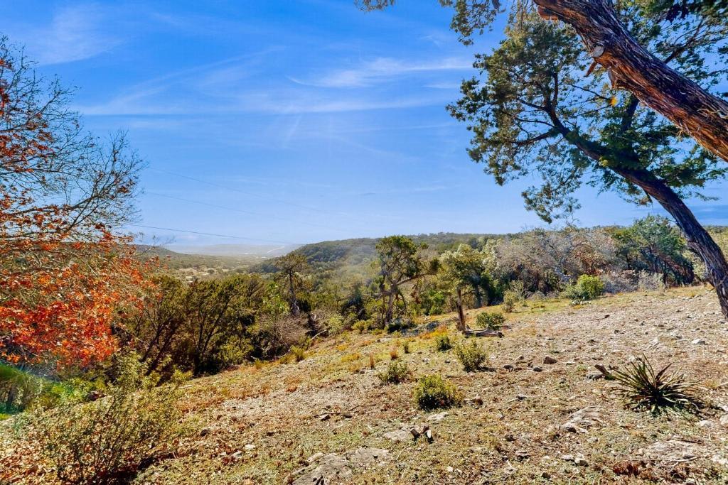 961 Buttercup Ln, Wimberley, TX 78676