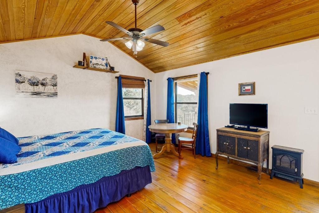 961 Buttercup Ln, Wimberley, TX 78676