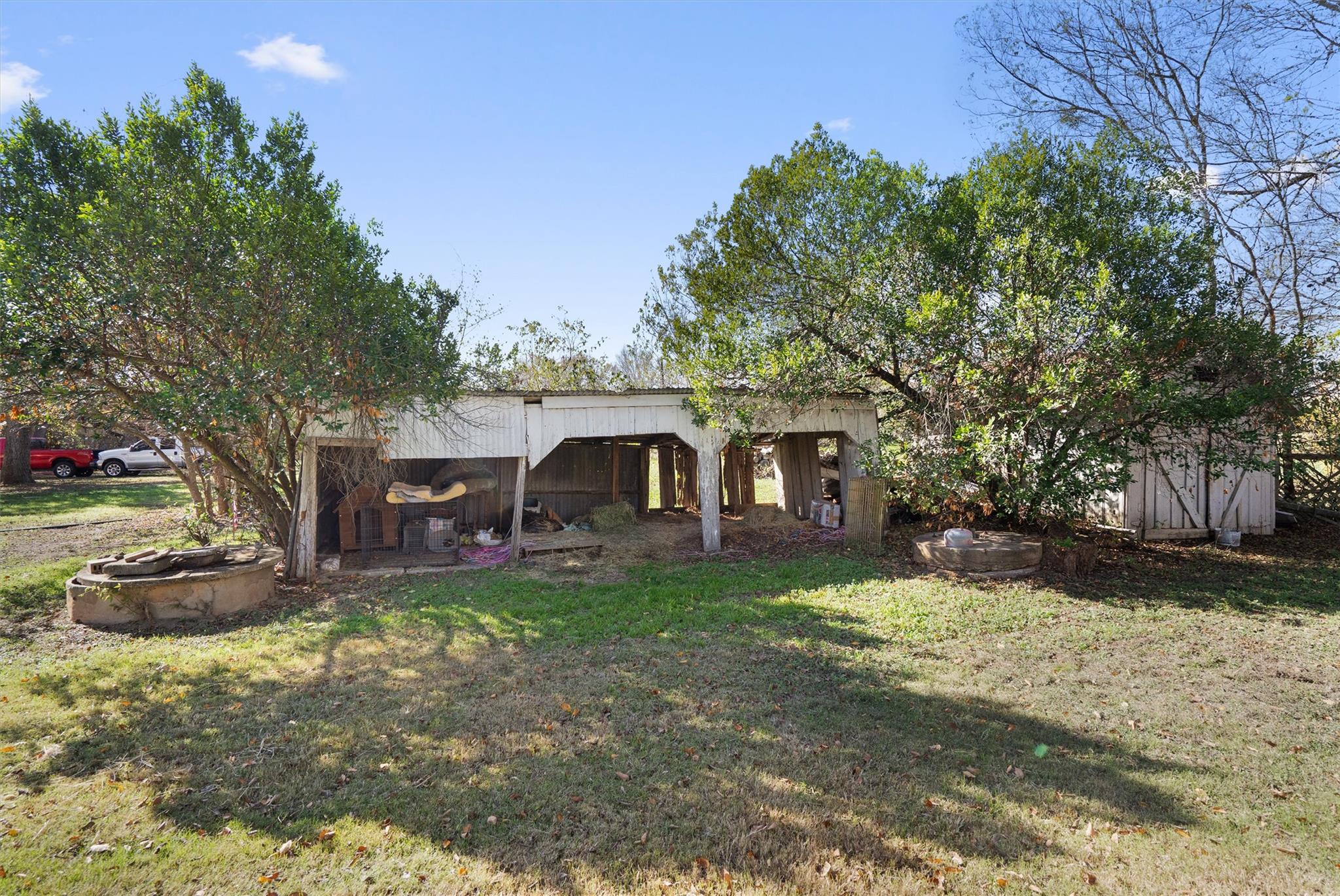 523 Old Highway 20, McDade, TX 78650