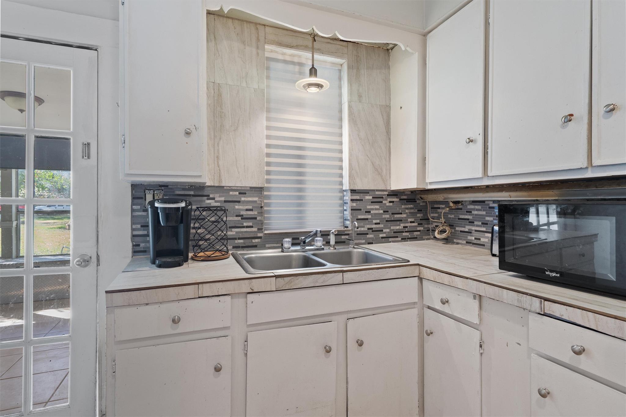 523 Old Highway 20, McDade, TX 78650