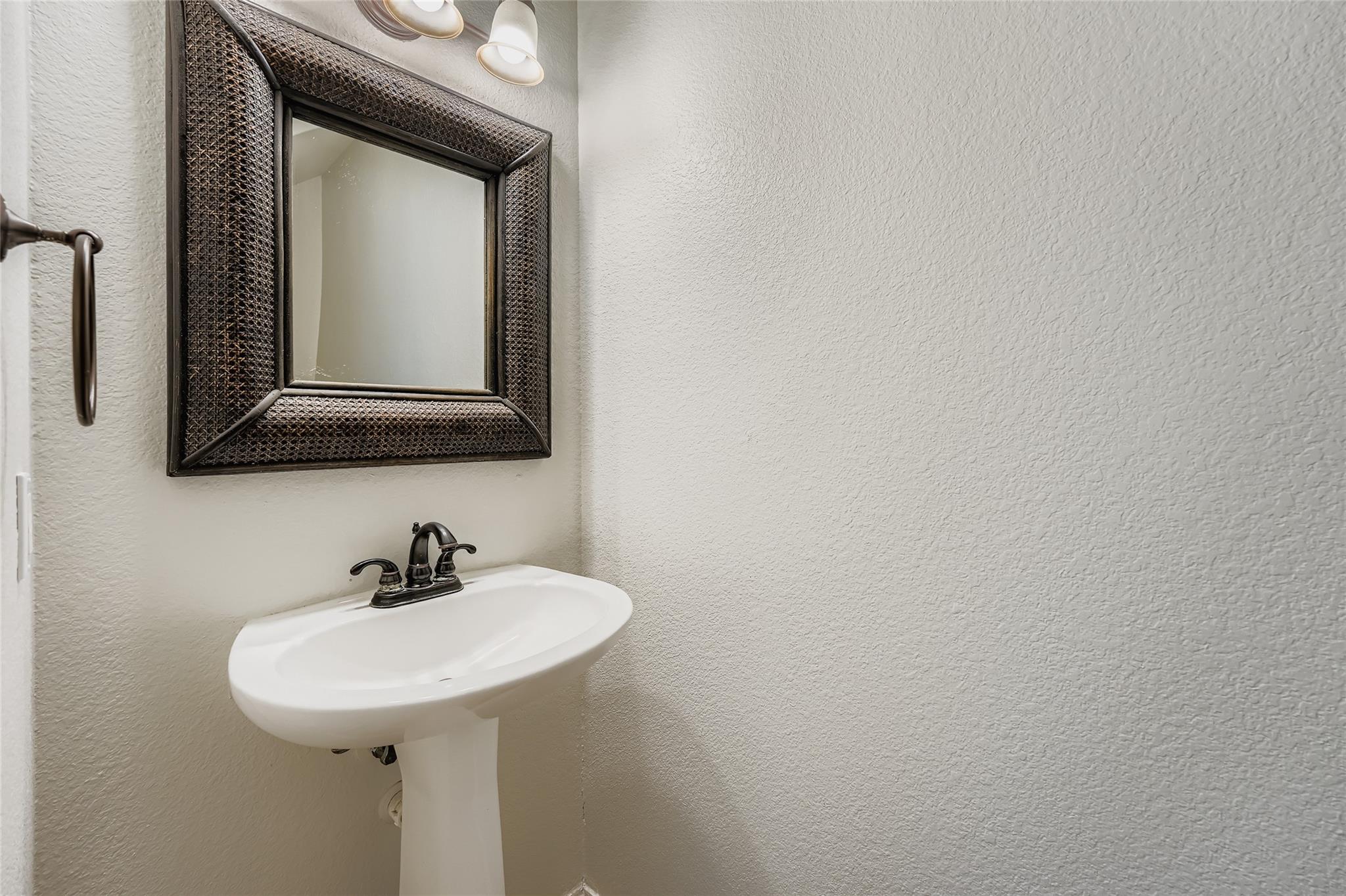 104 Mossy Rock Cv, Hutto, TX 78634