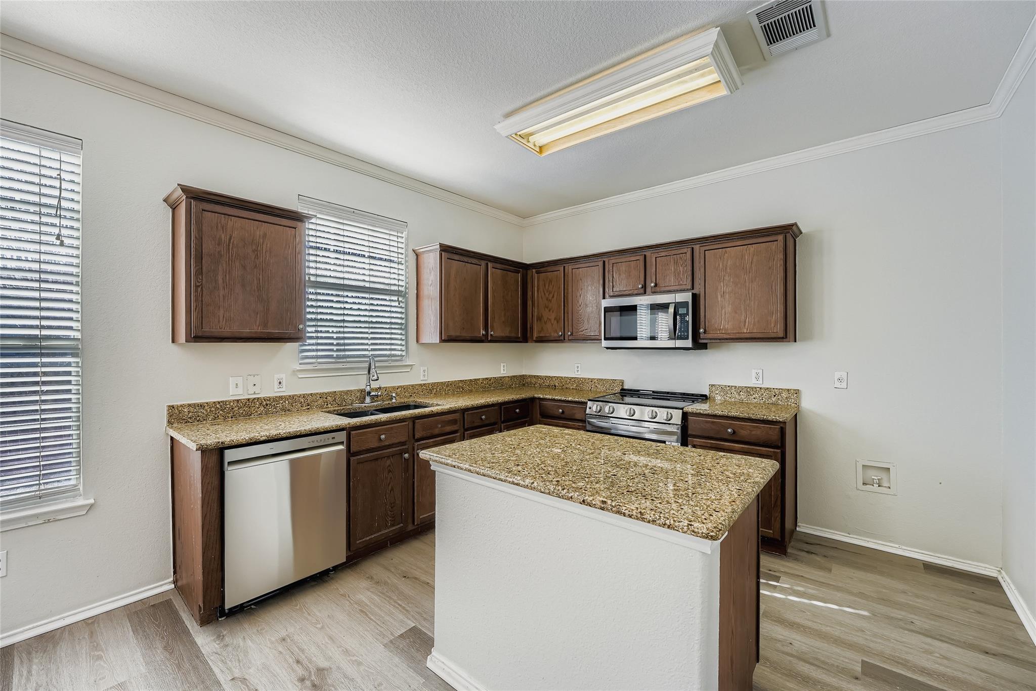 104 Mossy Rock Cv, Hutto, TX 78634