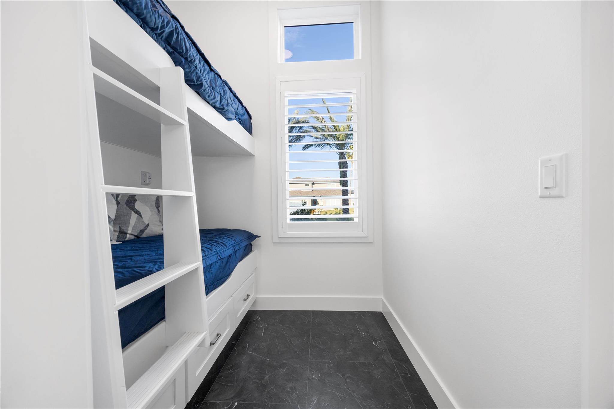 305 Estes Dr, Rockport, TX 78382