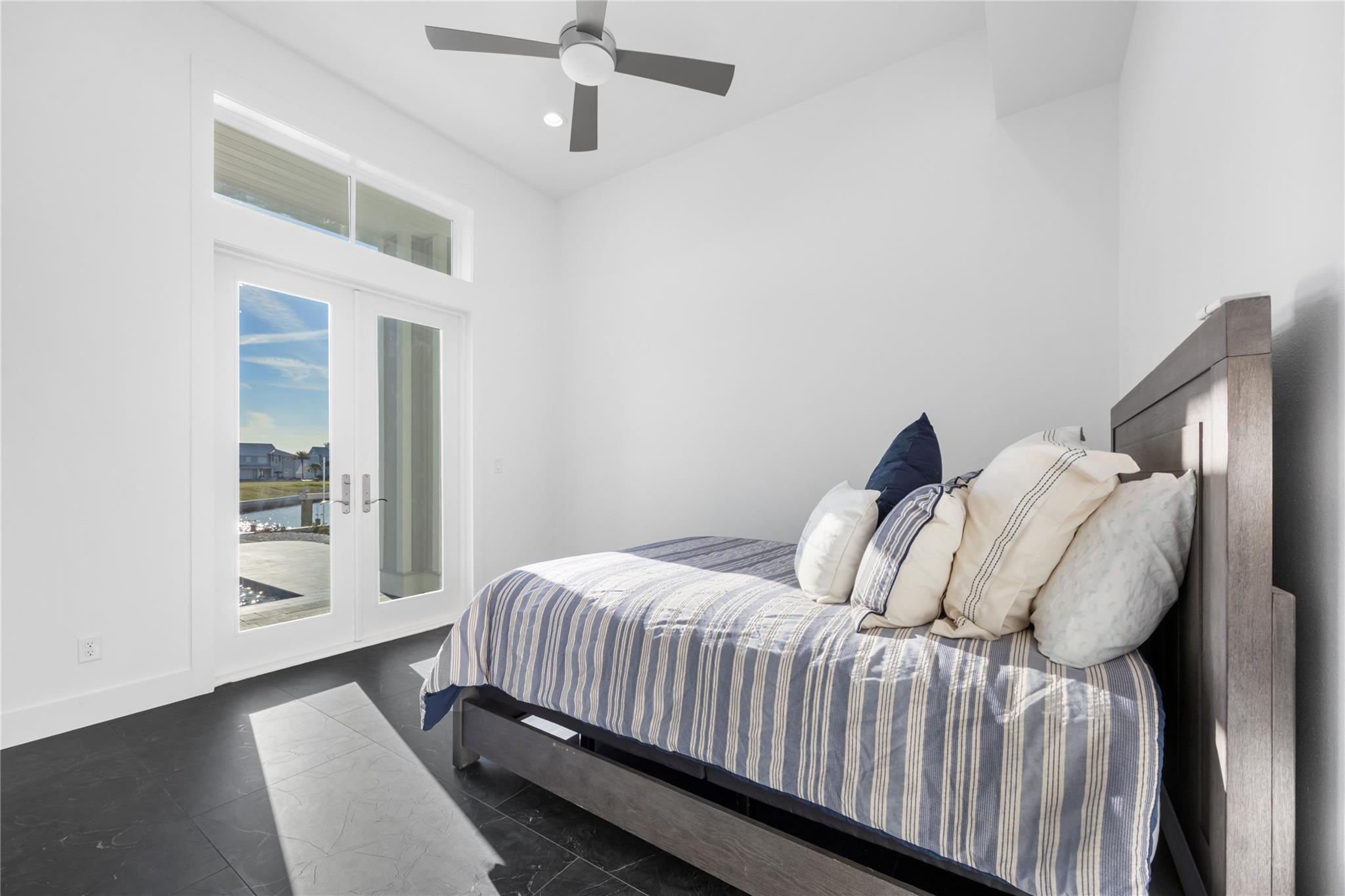 305 Estes Dr, Rockport, TX 78382