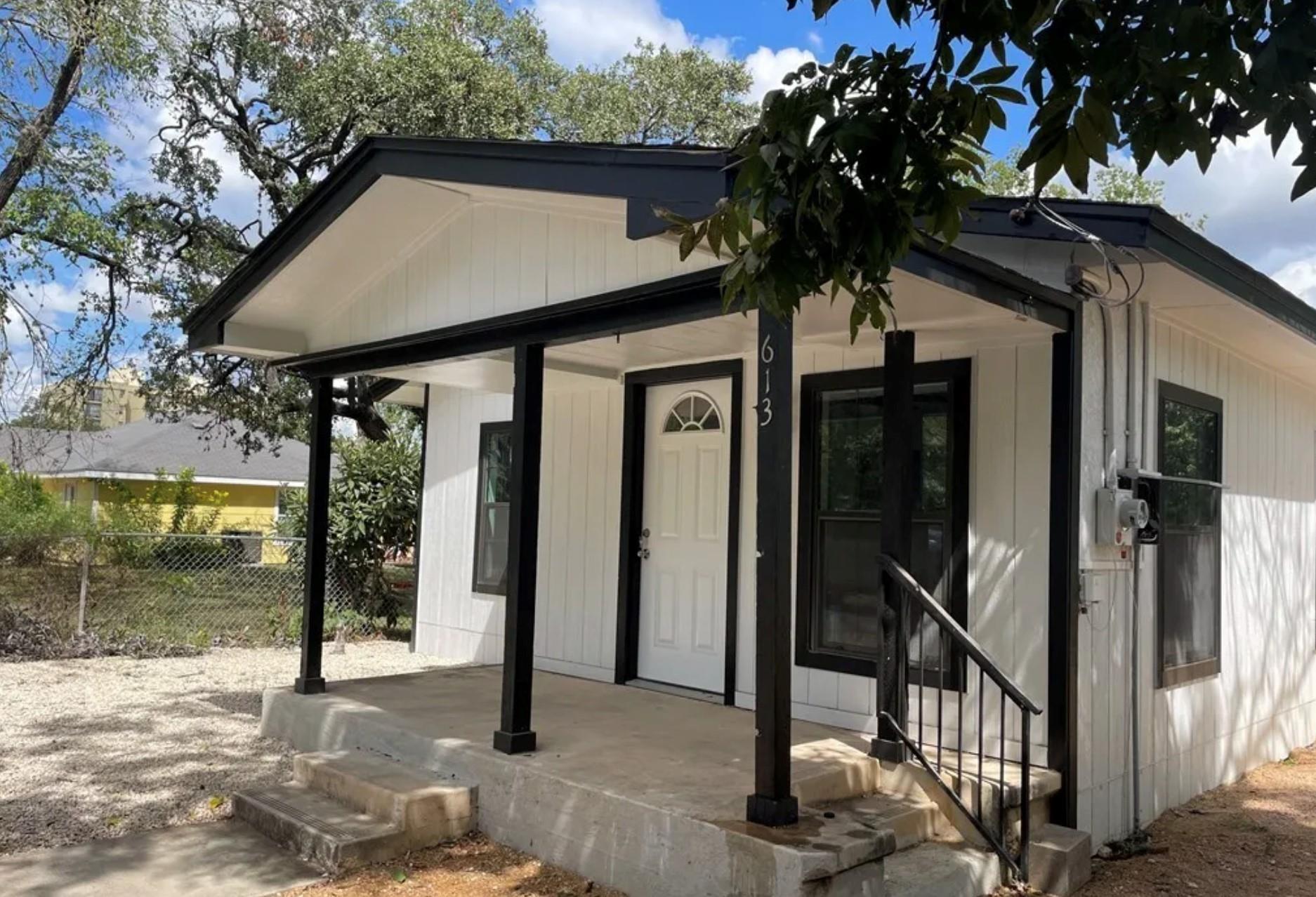 613 S Saunders St, Seguin, TX 78155