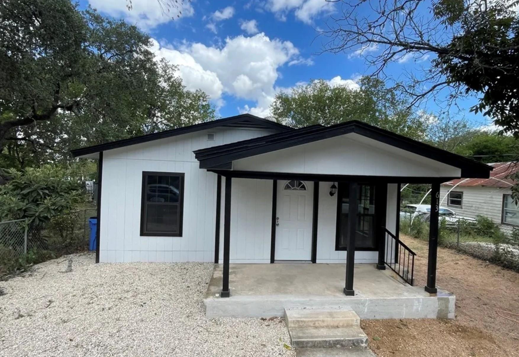 613 S Saunders St, Seguin, TX 78155