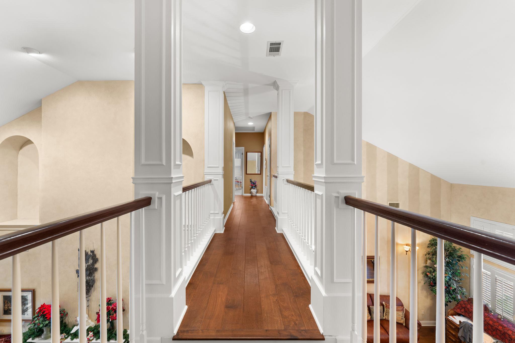 4 TIBURON Dr, The Hills, TX 78738