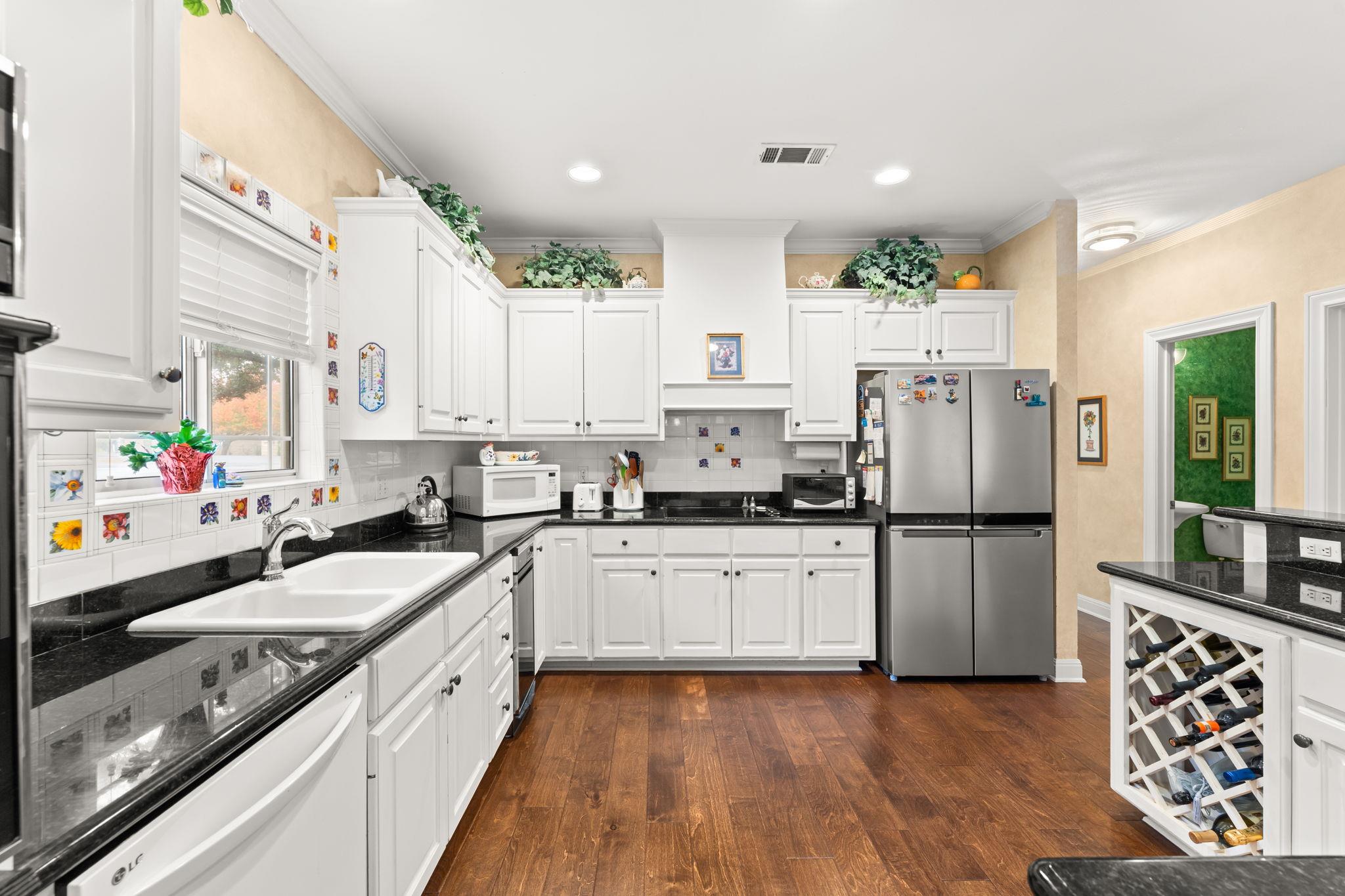 4 TIBURON Dr, The Hills, TX 78738