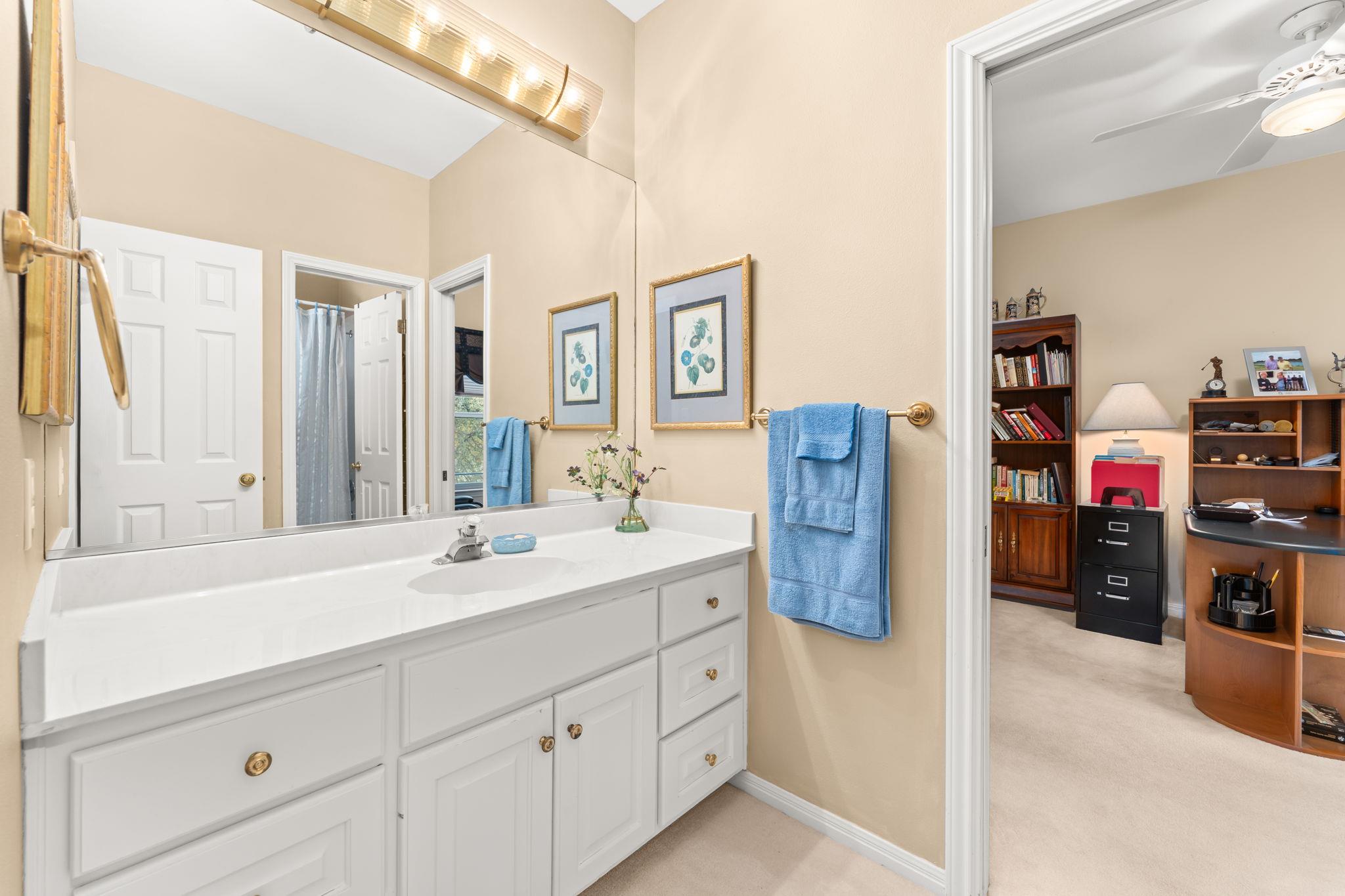 4 TIBURON Dr, The Hills, TX 78738