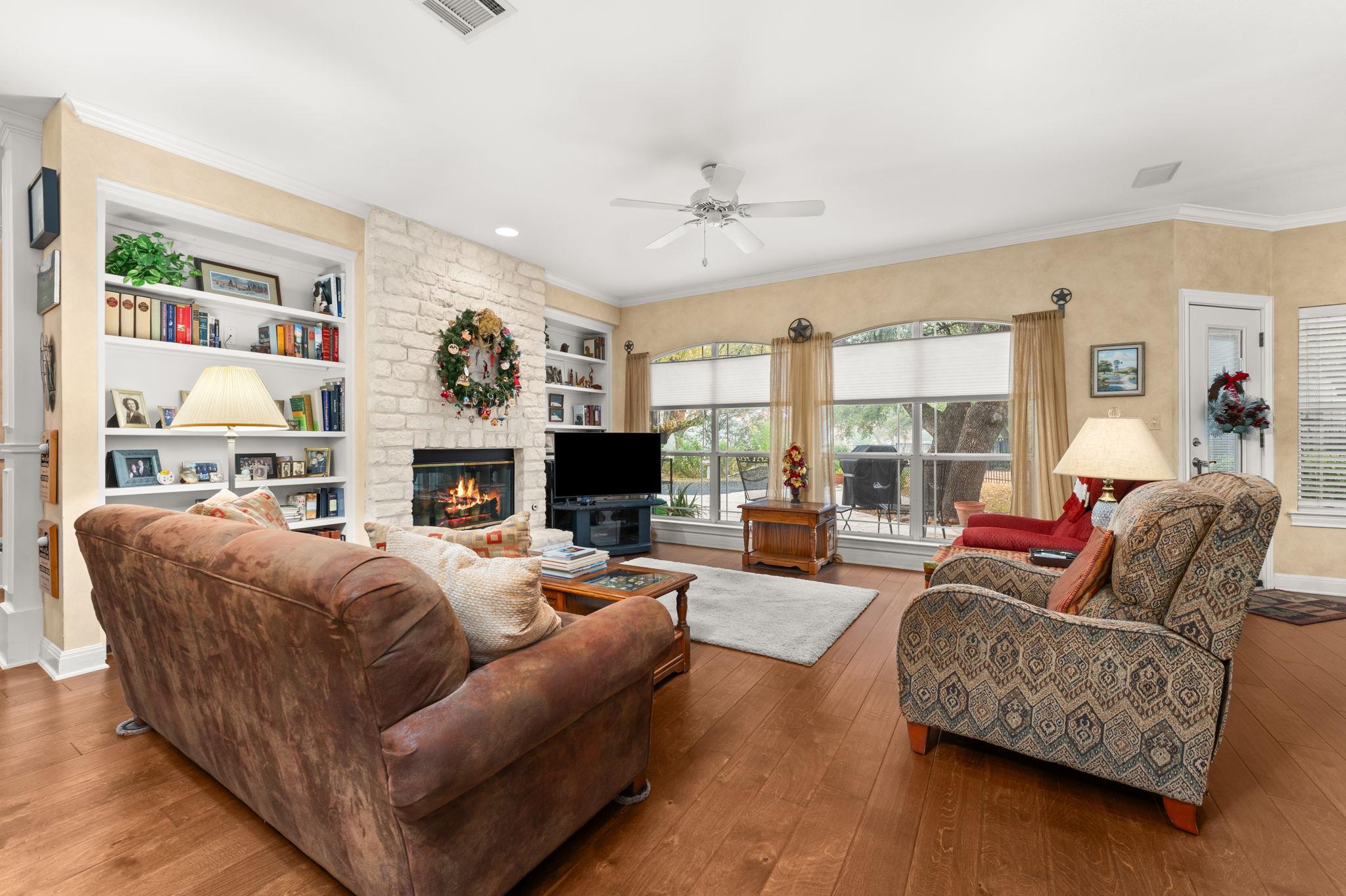 4 TIBURON Dr, Austin, TX 78738