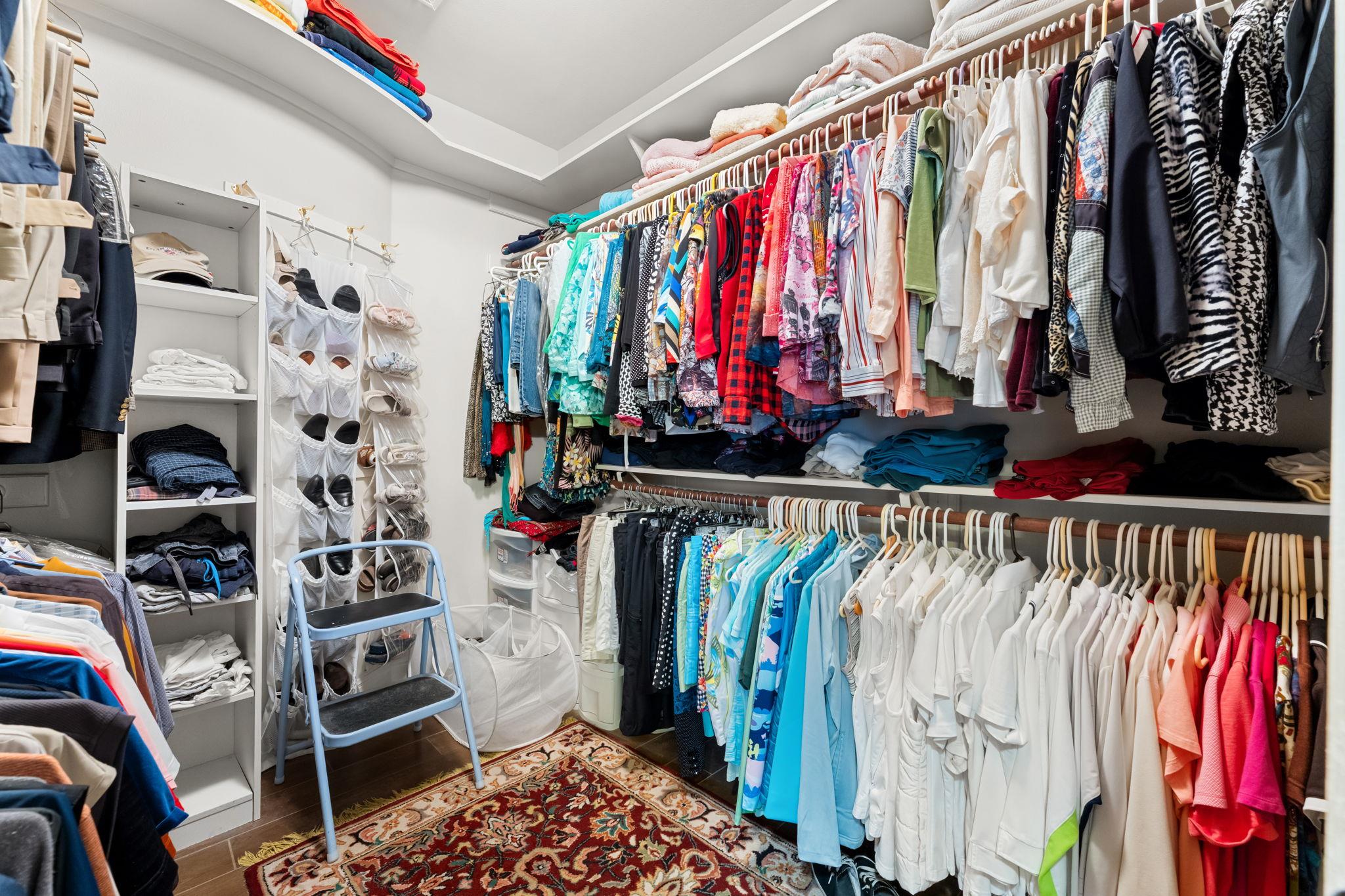 4 TIBURON Dr, The Hills, TX 78738