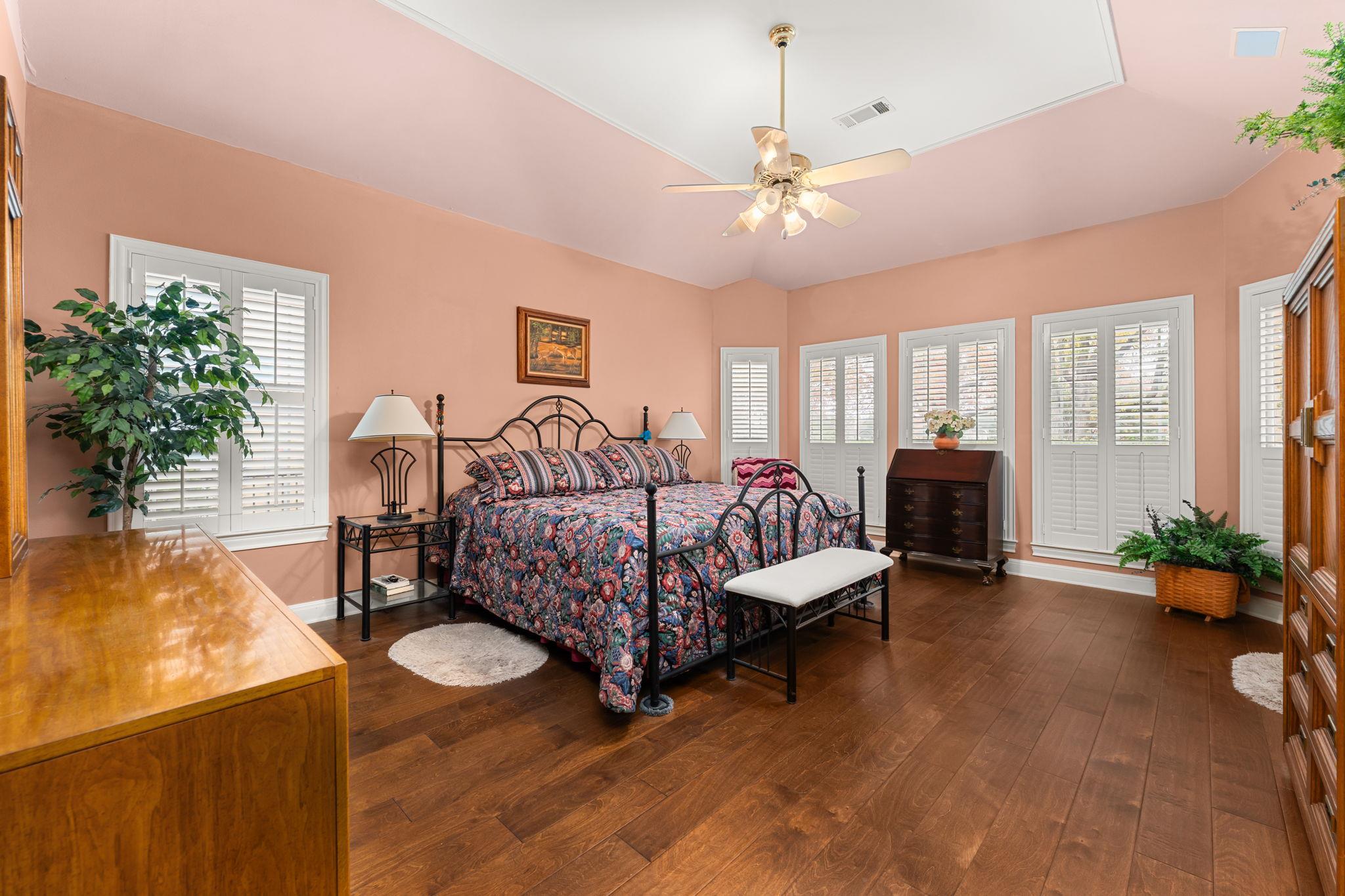 4 TIBURON Dr, The Hills, TX 78738