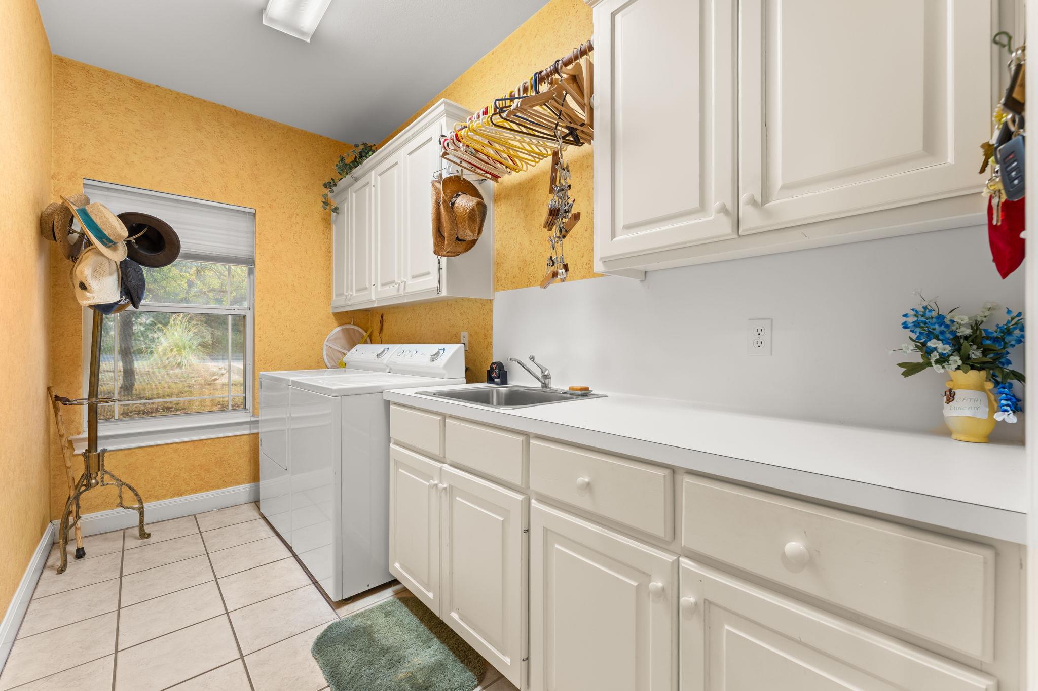 4 TIBURON Dr, The Hills, TX 78738