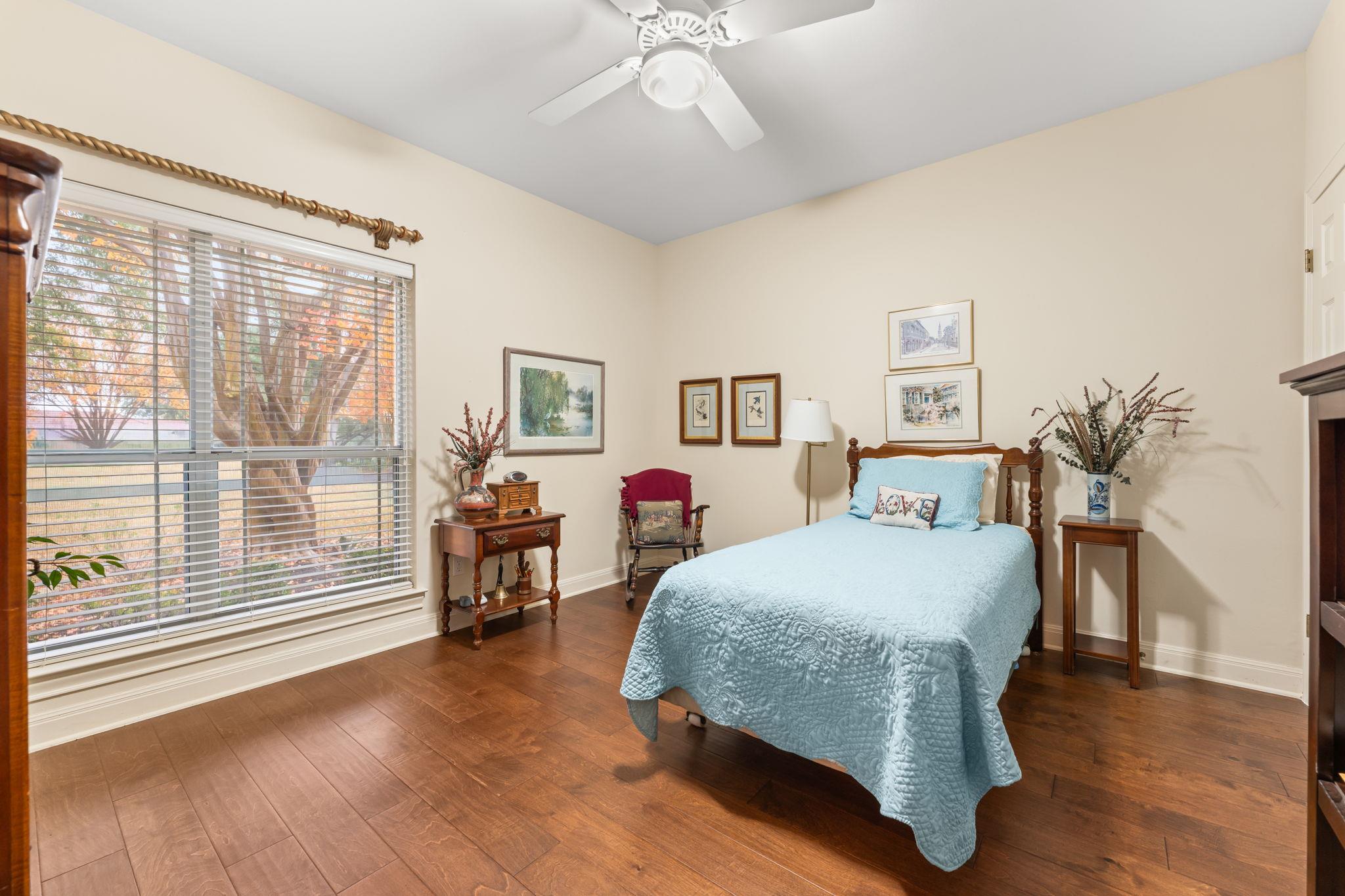 4 TIBURON Dr, The Hills, TX 78738