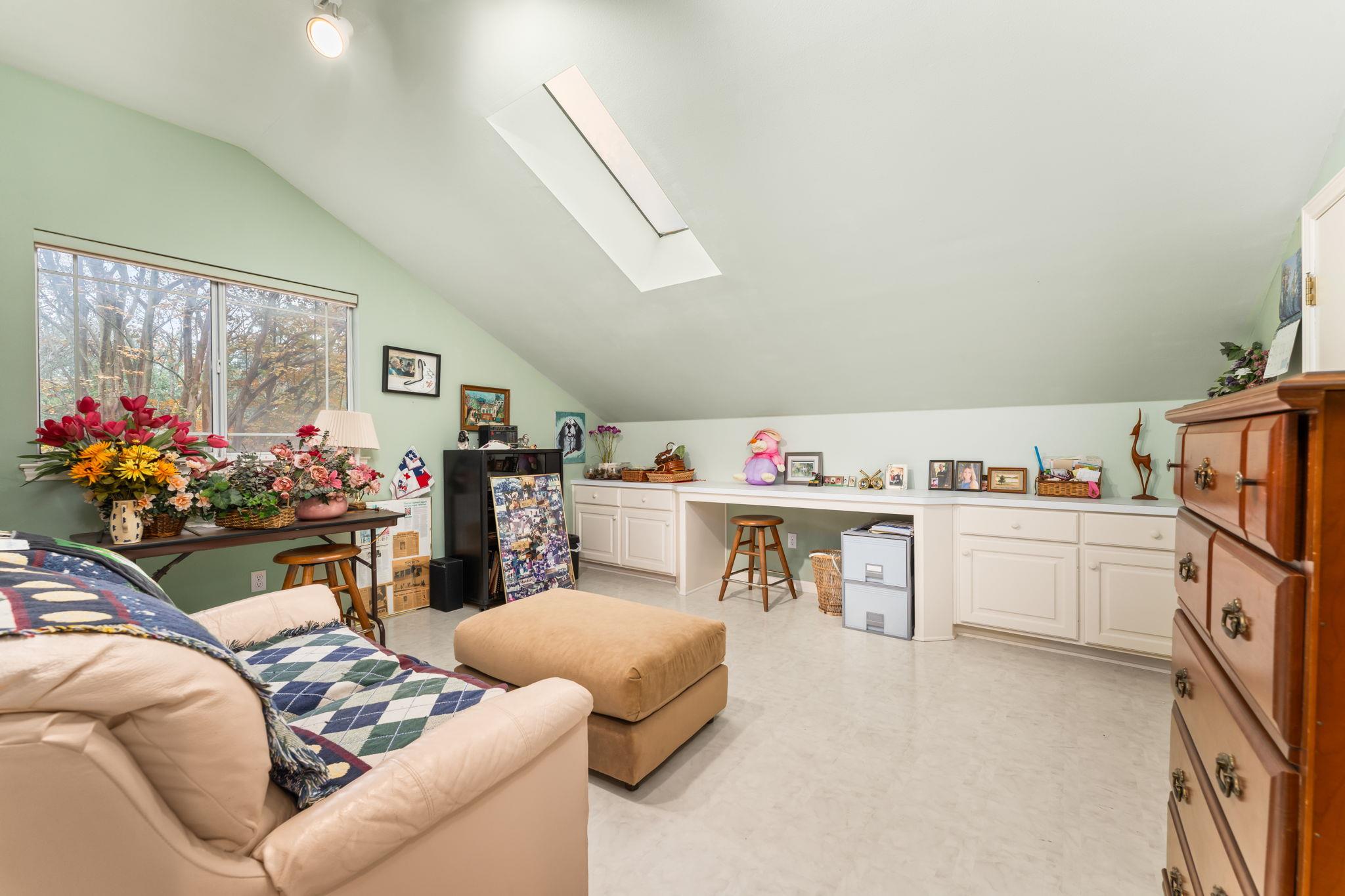 4 TIBURON Dr, The Hills, TX 78738