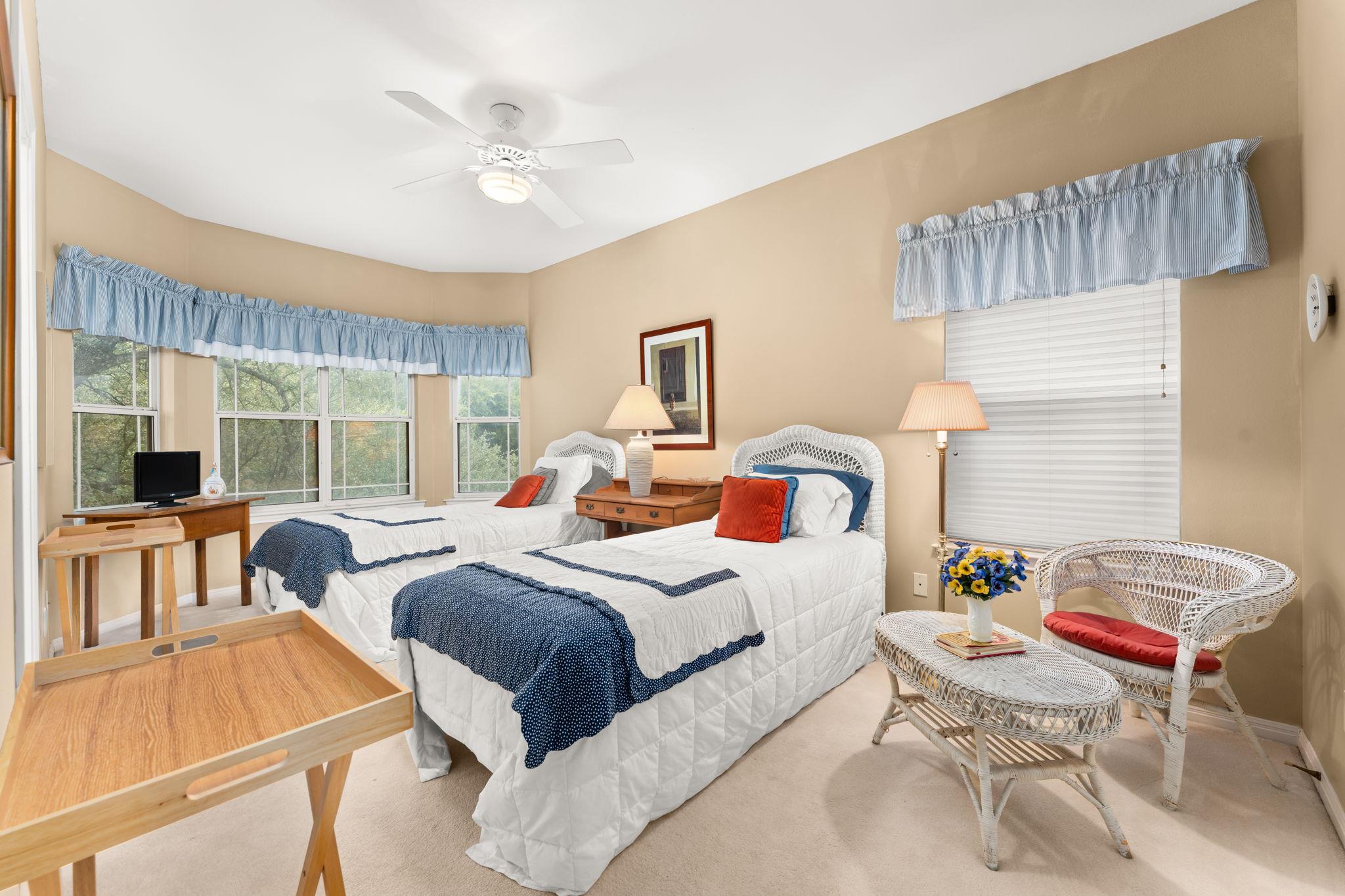 4 TIBURON Dr, The Hills, TX 78738