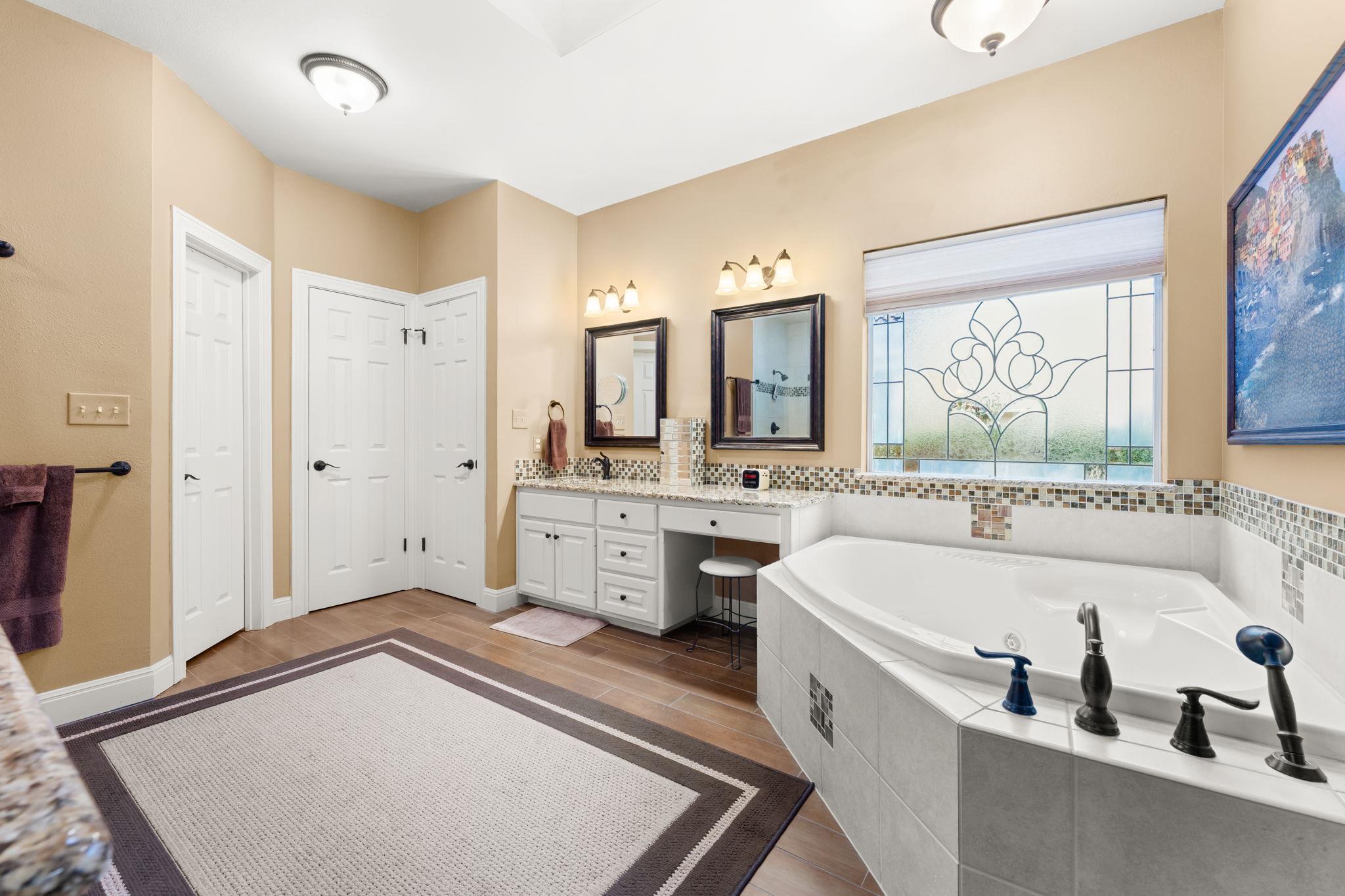 4 TIBURON Dr, The Hills, TX 78738