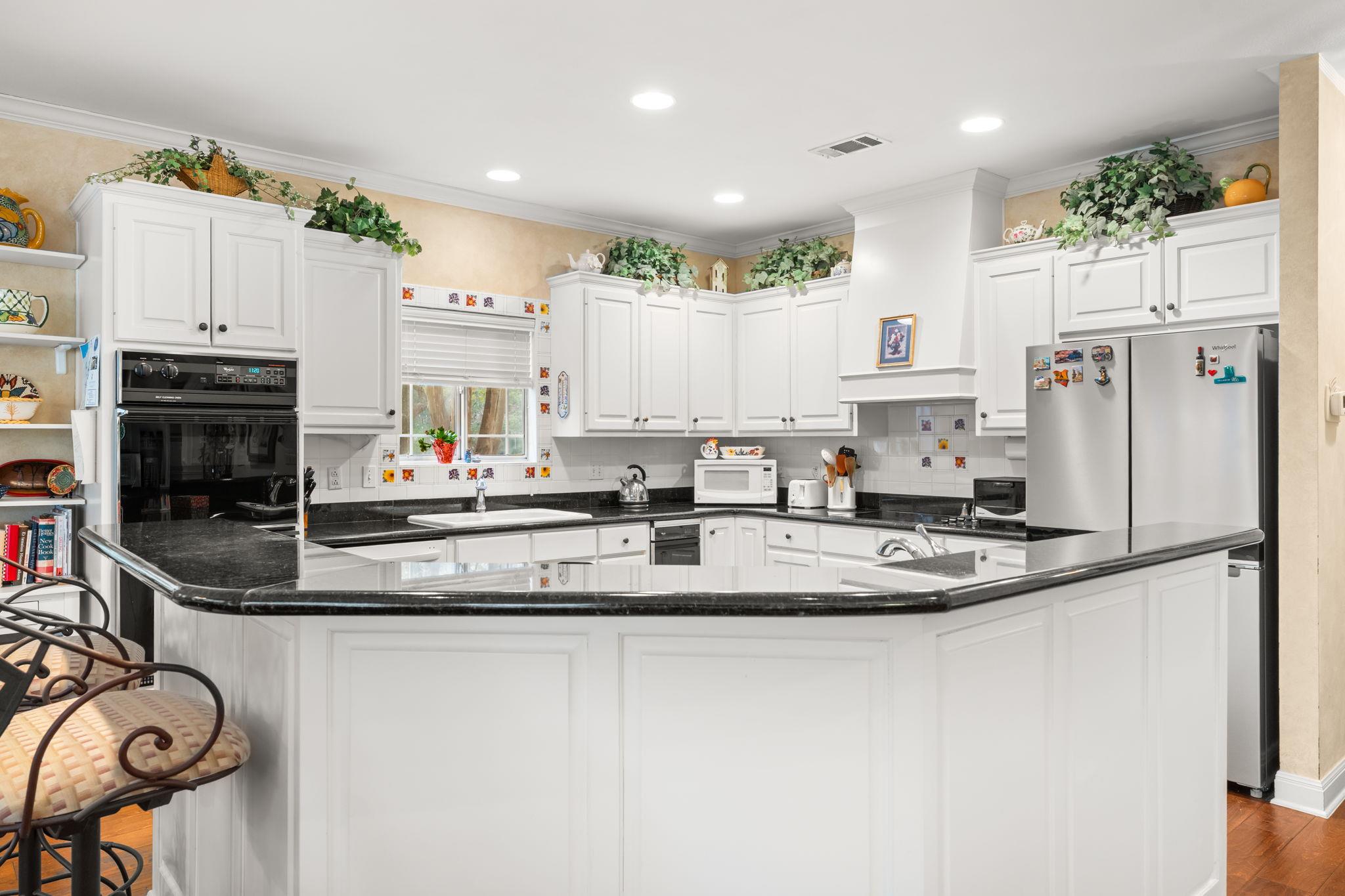 4 TIBURON Dr, The Hills, TX 78738