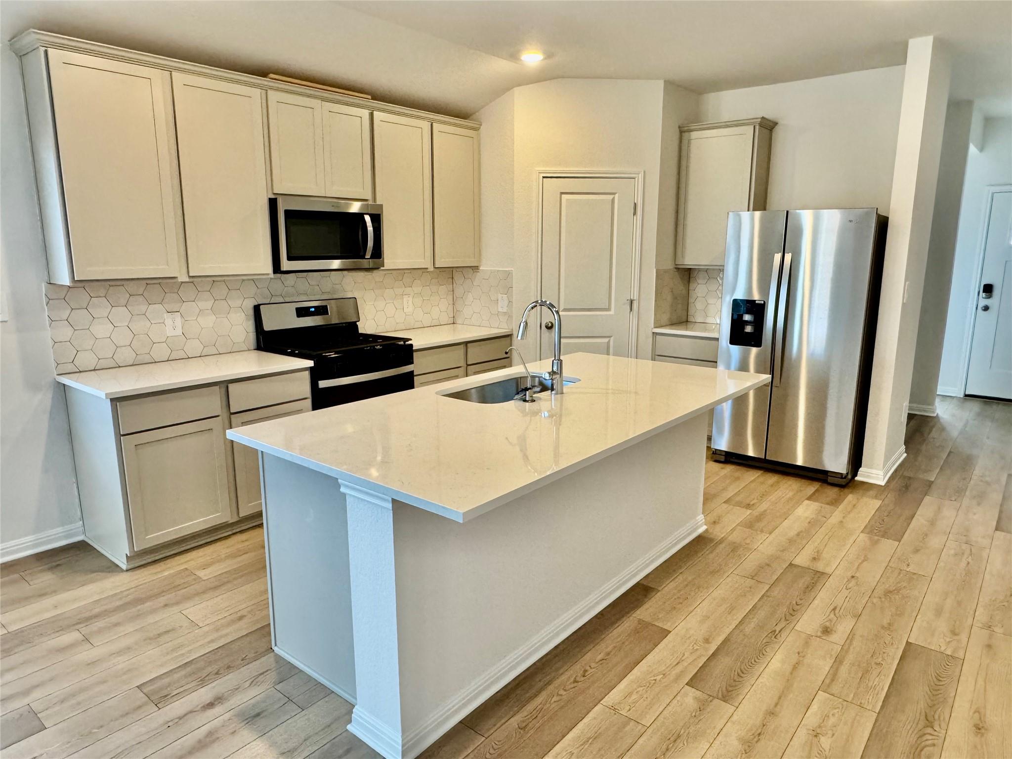 125 Holmby Dr, Hutto, TX 78634