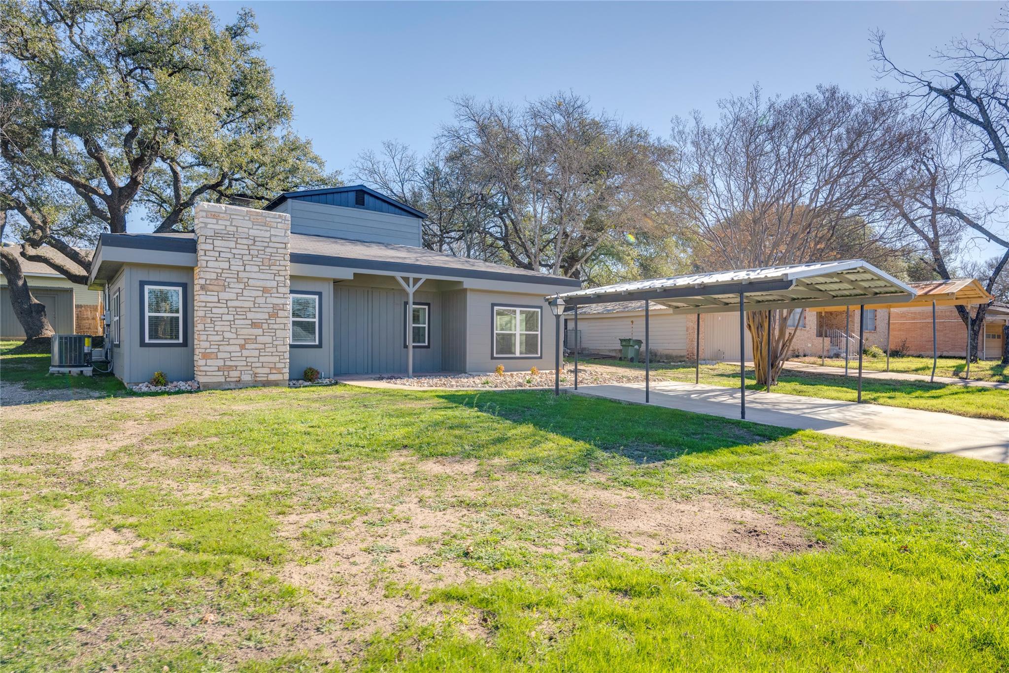809 N West St, Burnet, TX 78611