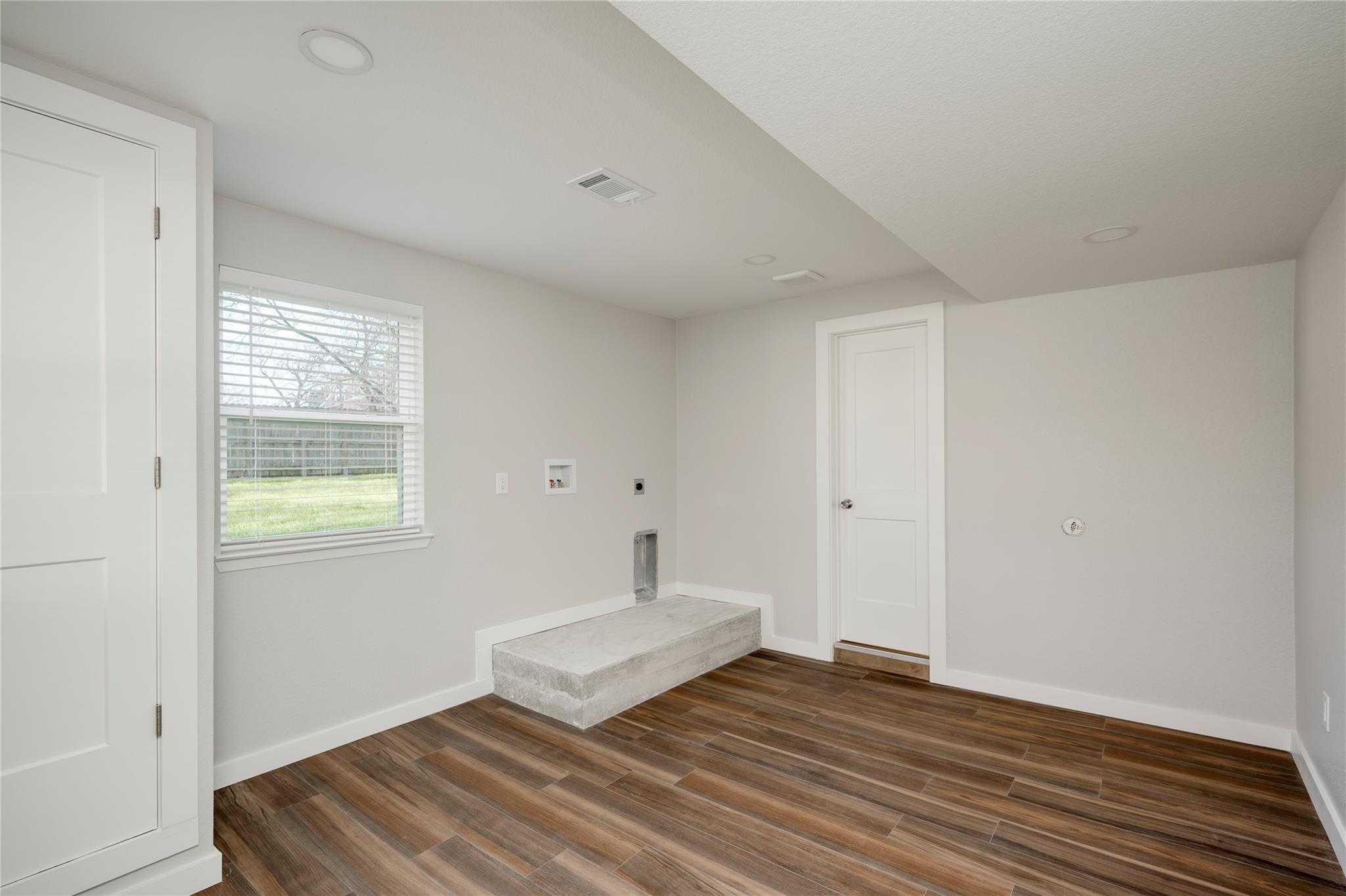 809 N West St, Burnet, TX 78611