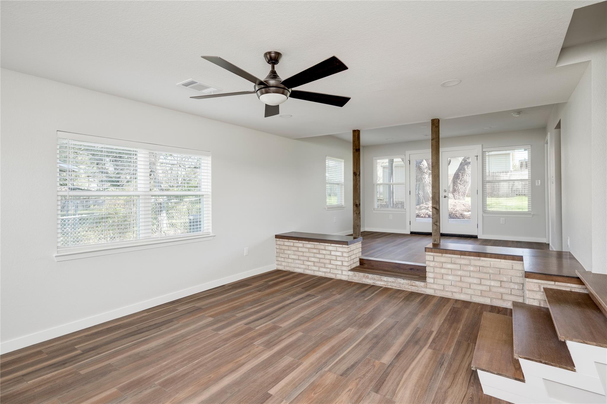 809 N West St, Burnet, TX 78611