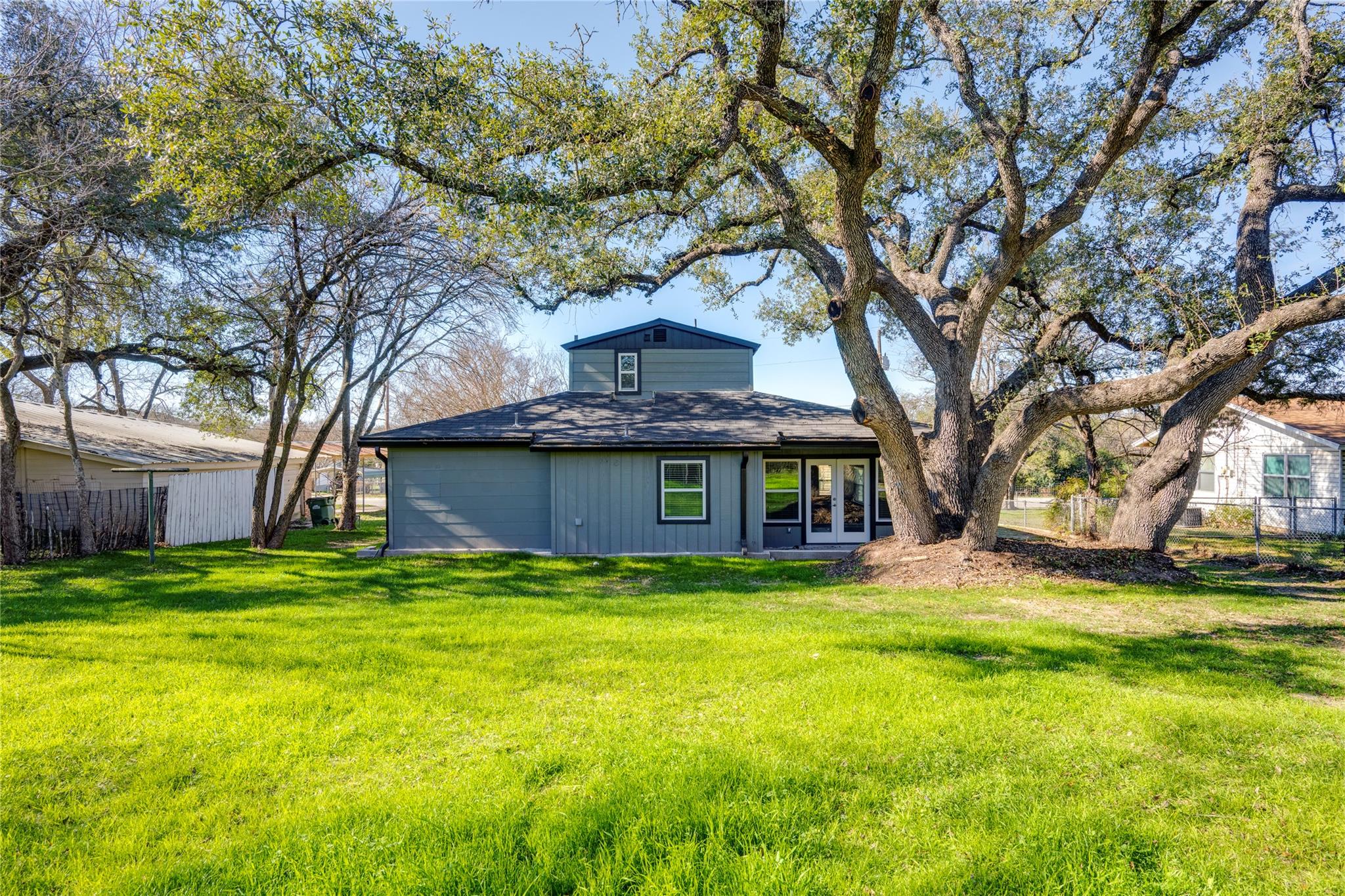 809 N West St, Burnet, TX 78611