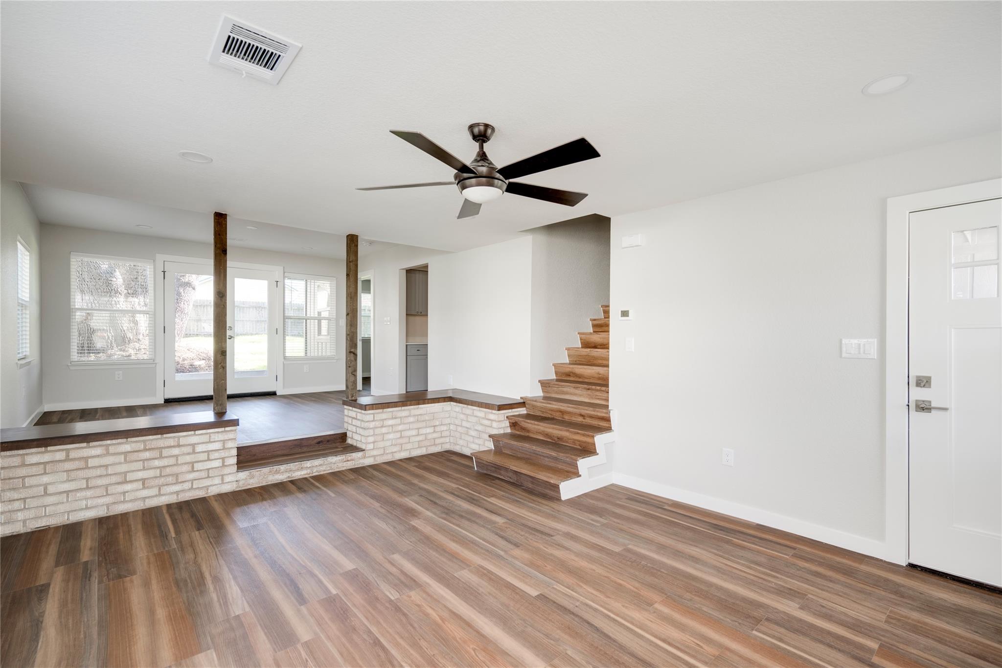 809 N West St, Burnet, TX 78611