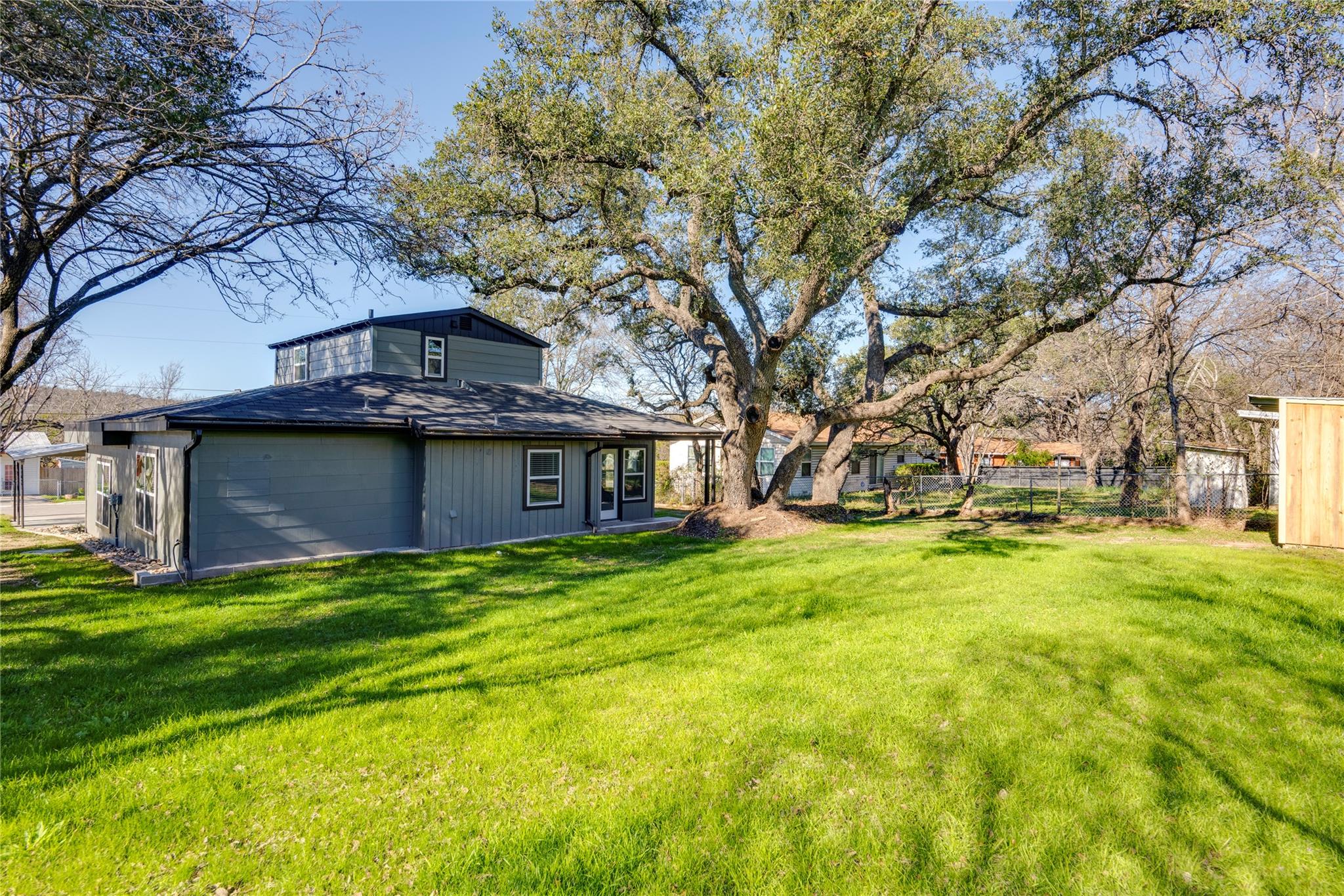 809 N West St, Burnet, TX 78611