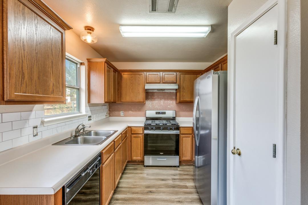 124 Meadowside Dr, Hutto, TX 78634