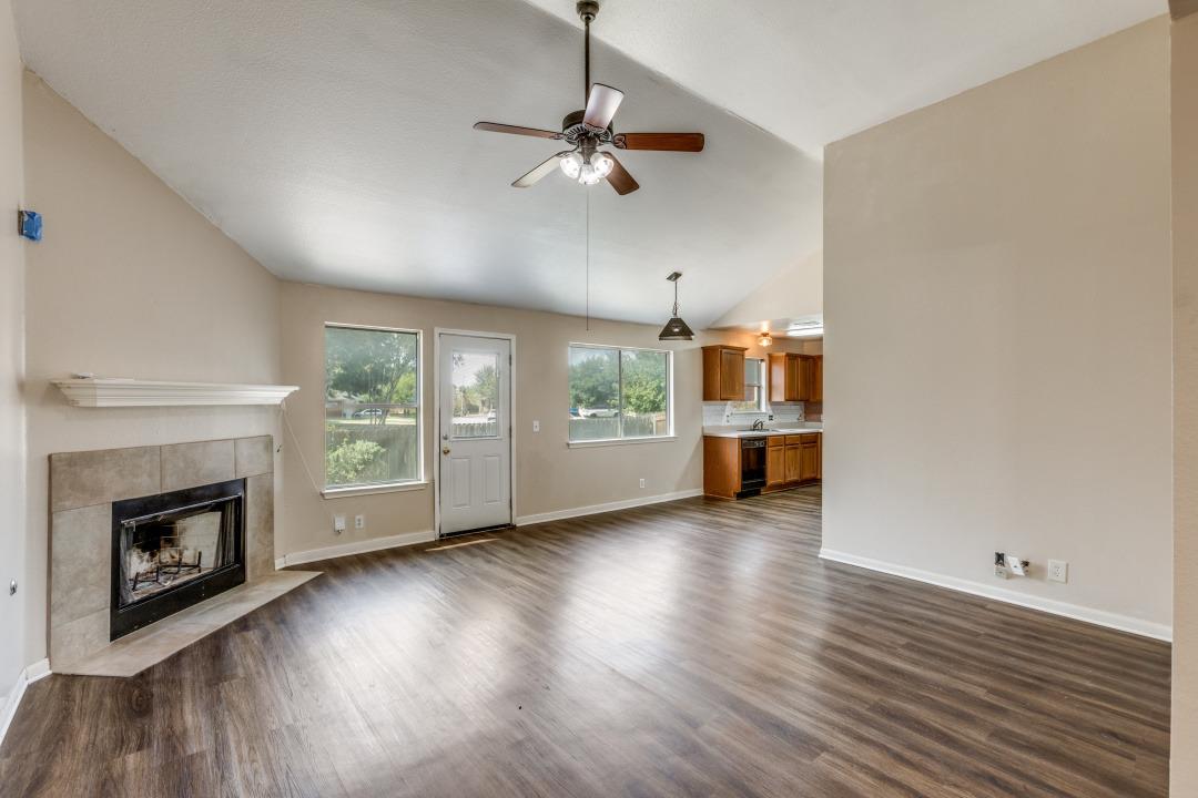 124 Meadowside Dr, Hutto, TX 78634