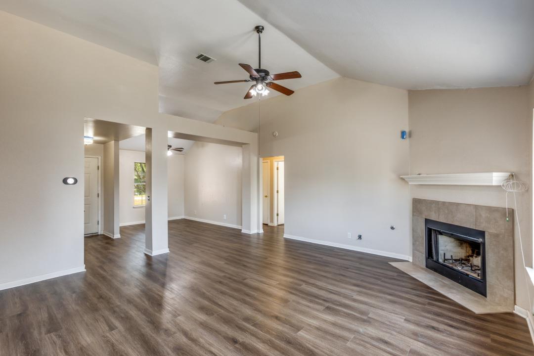 124 Meadowside Dr, Hutto, TX 78634