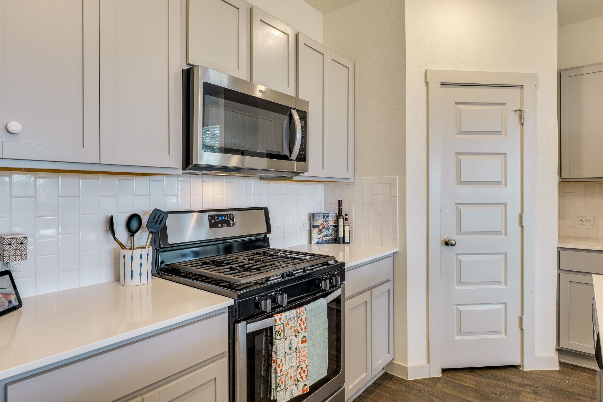 98 Barton Creek Ln, Hutto, TX 78634