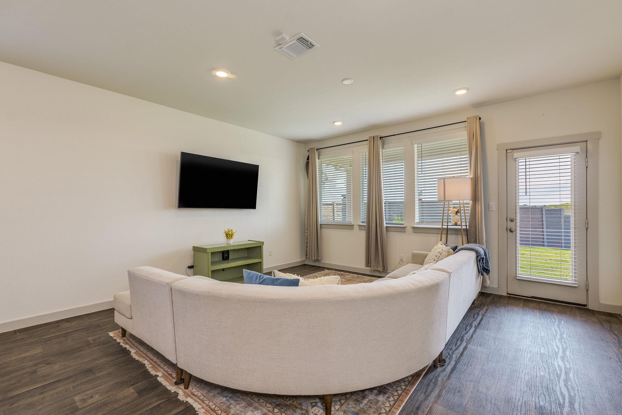 98 Barton Creek Ln, Hutto, TX 78634